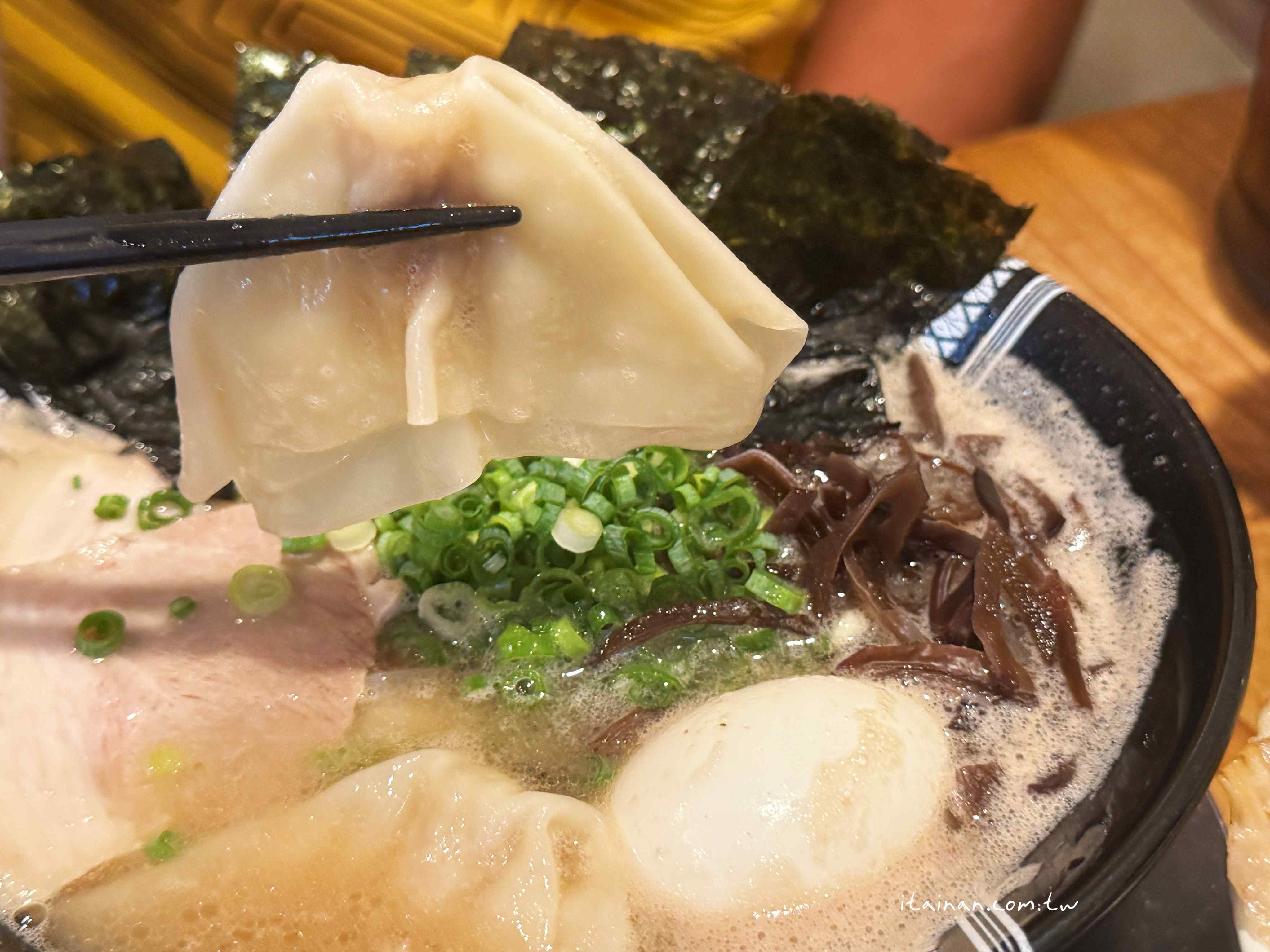 【福岡必吃】豬骨卡布奇諾湯頭~又臭又香又難忘!福岡泡沫系豚骨湯頭的代表「博多一双拉麵」(一雙拉麵)