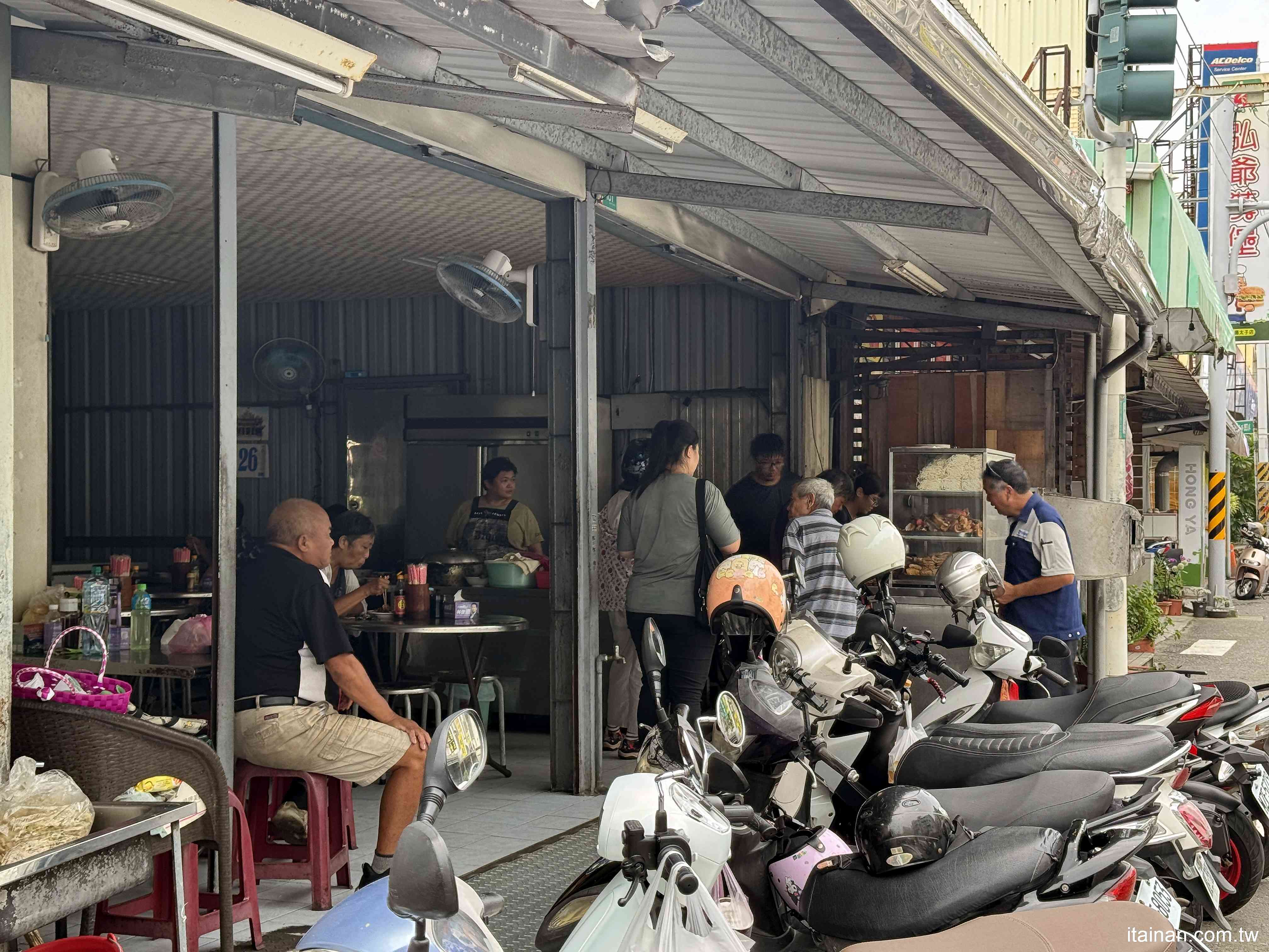 【台南美食】無招牌鐵皮屋人氣麵店，想吃還得碰碰運氣！招牌現炒榨菜肉絲麵必點「安可榨菜肉絲麵」