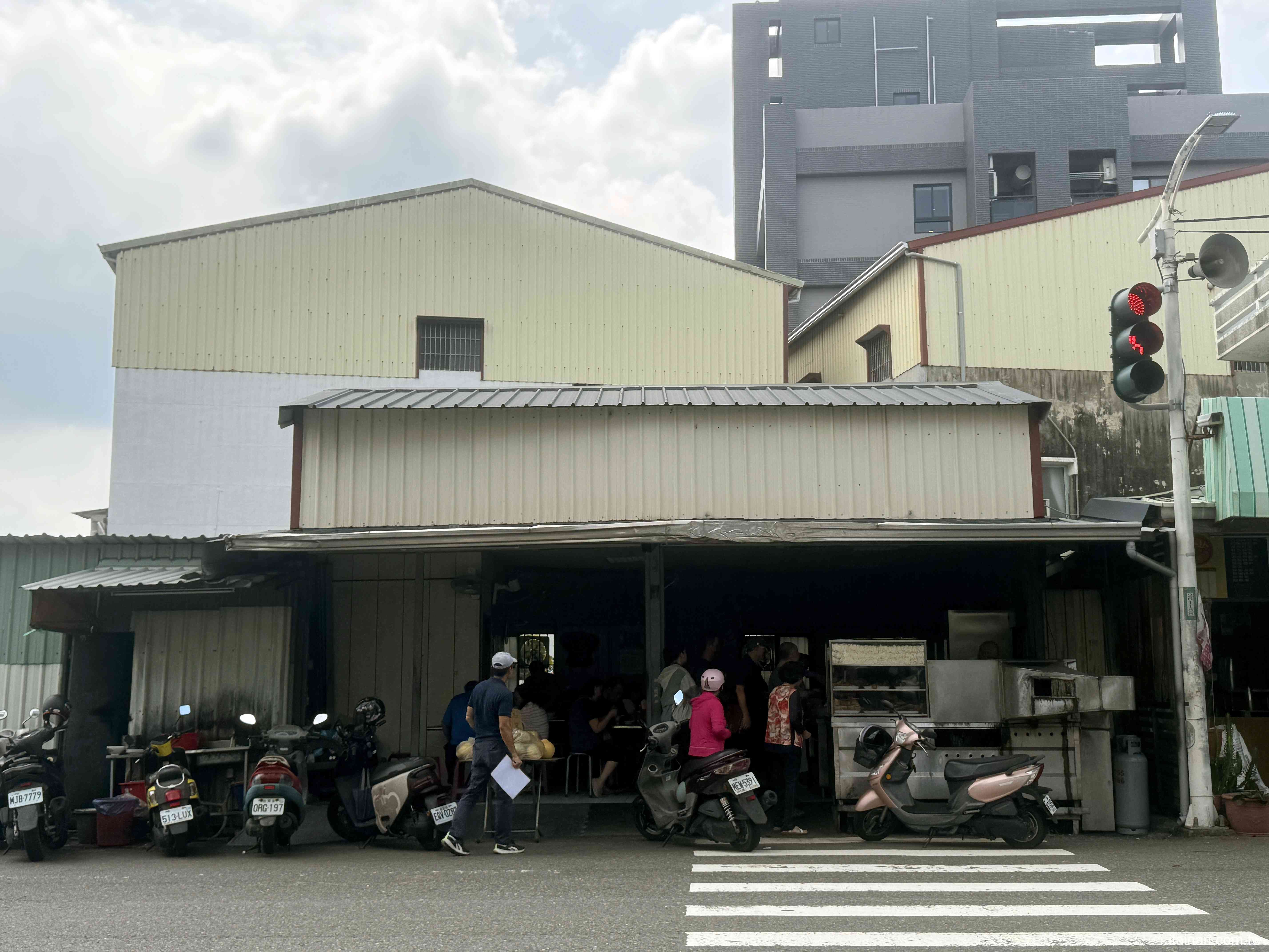 【台南美食】無招牌鐵皮屋人氣麵店，想吃還得碰碰運氣！招牌現炒榨菜肉絲麵必點「安可榨菜肉絲麵」