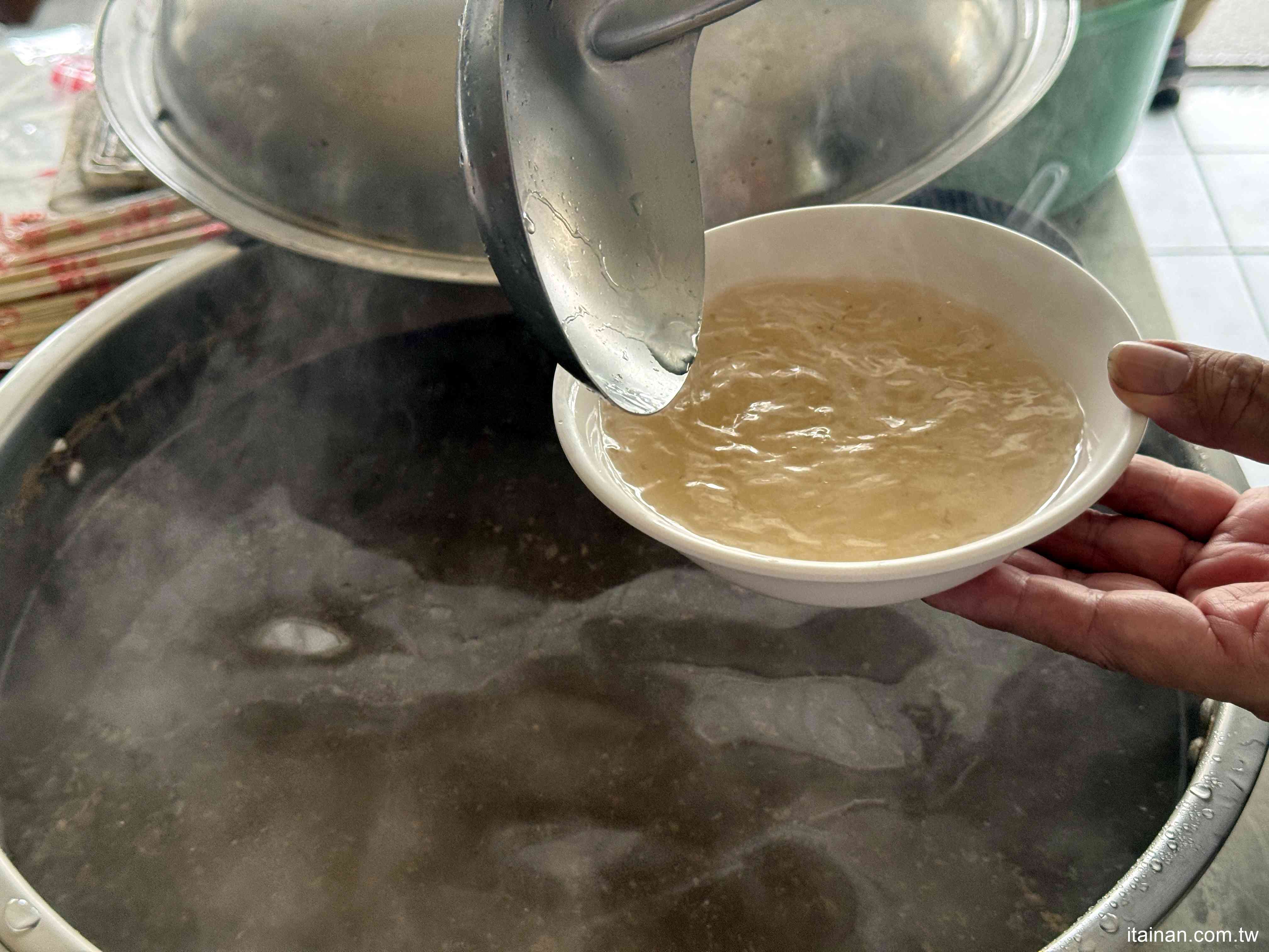【台南美食】無招牌鐵皮屋人氣麵店，想吃還得碰碰運氣！招牌現炒榨菜肉絲麵必點「安可榨菜肉絲麵」