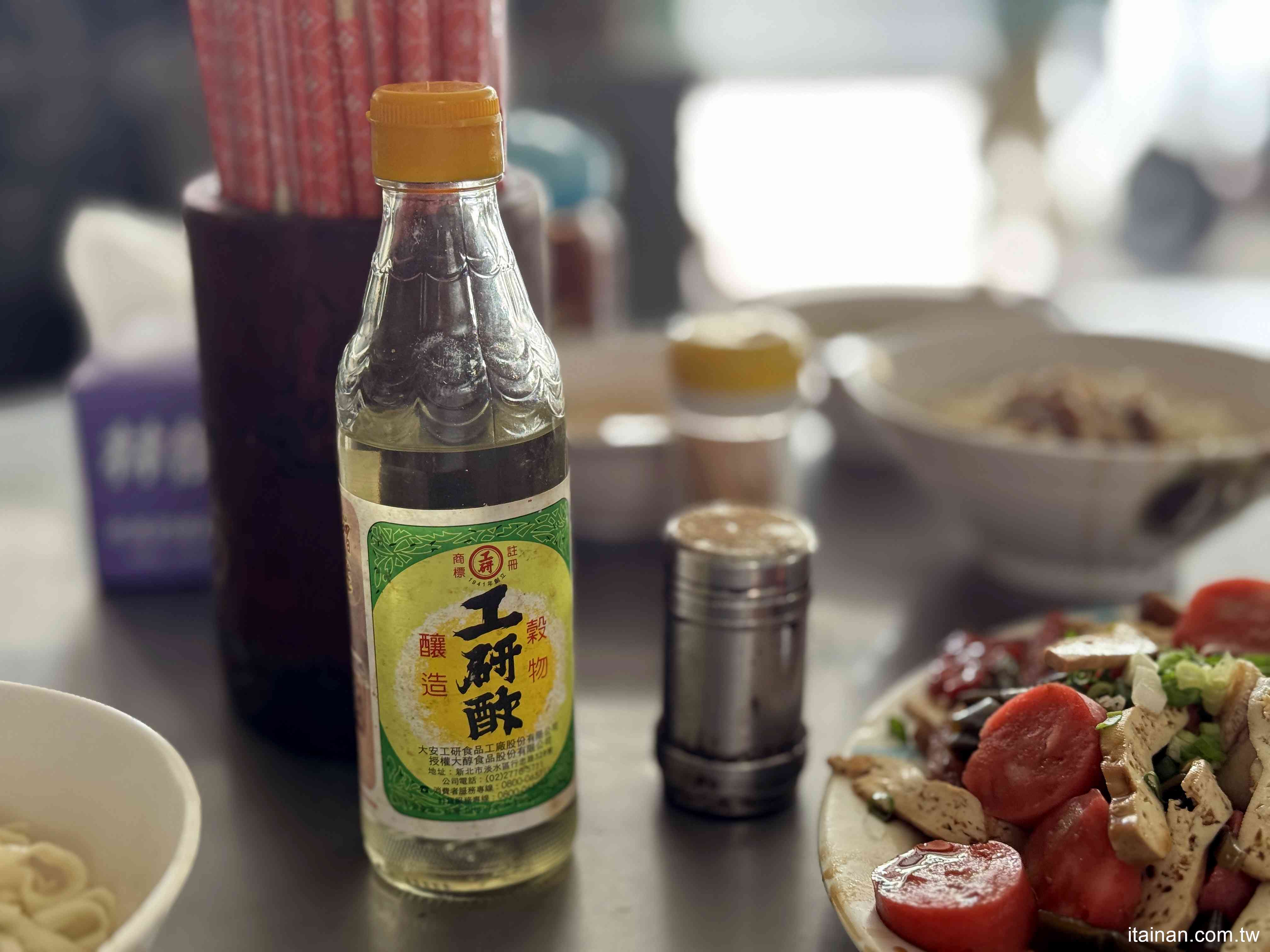 【台南美食】無招牌鐵皮屋人氣麵店，想吃還得碰碰運氣！招牌現炒榨菜肉絲麵必點「安可榨菜肉絲麵」