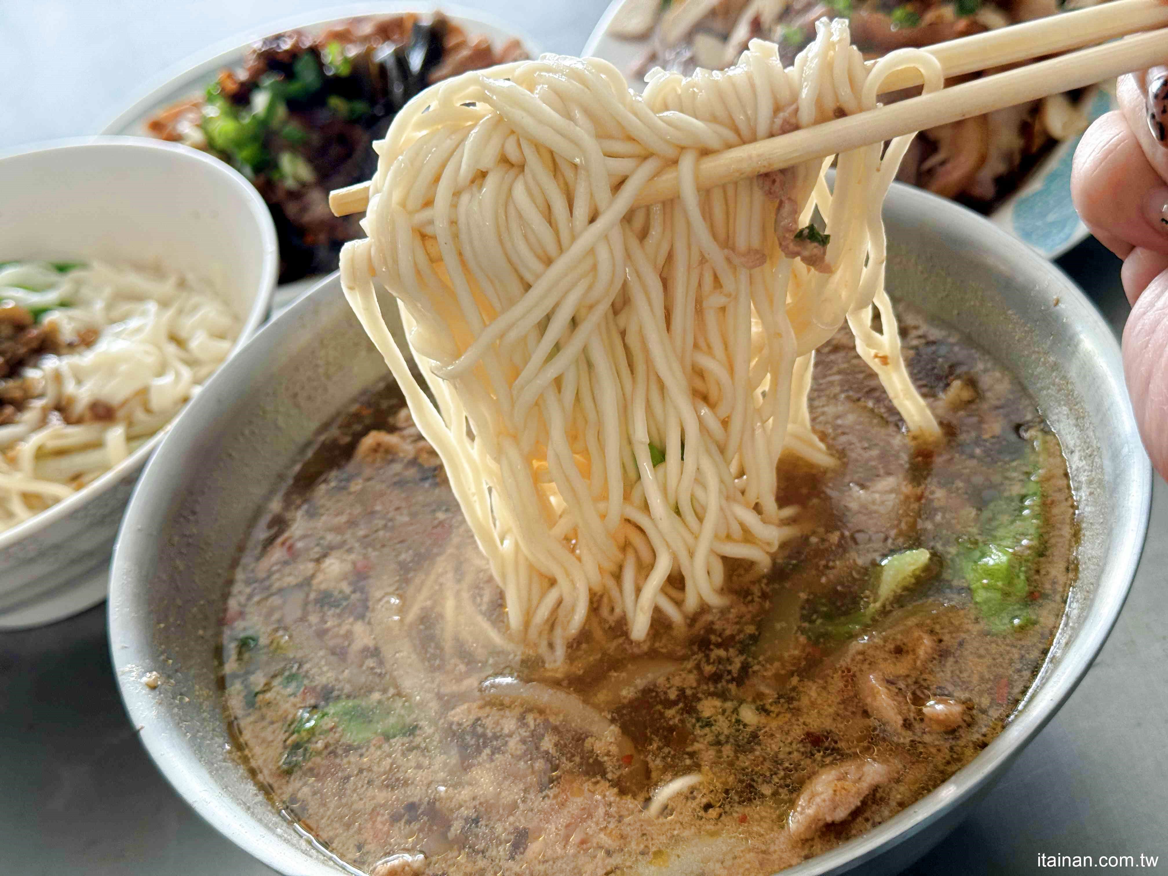 【台南美食】無招牌鐵皮屋人氣麵店，想吃還得碰碰運氣！招牌現炒榨菜肉絲麵必點「安可榨菜肉絲麵」