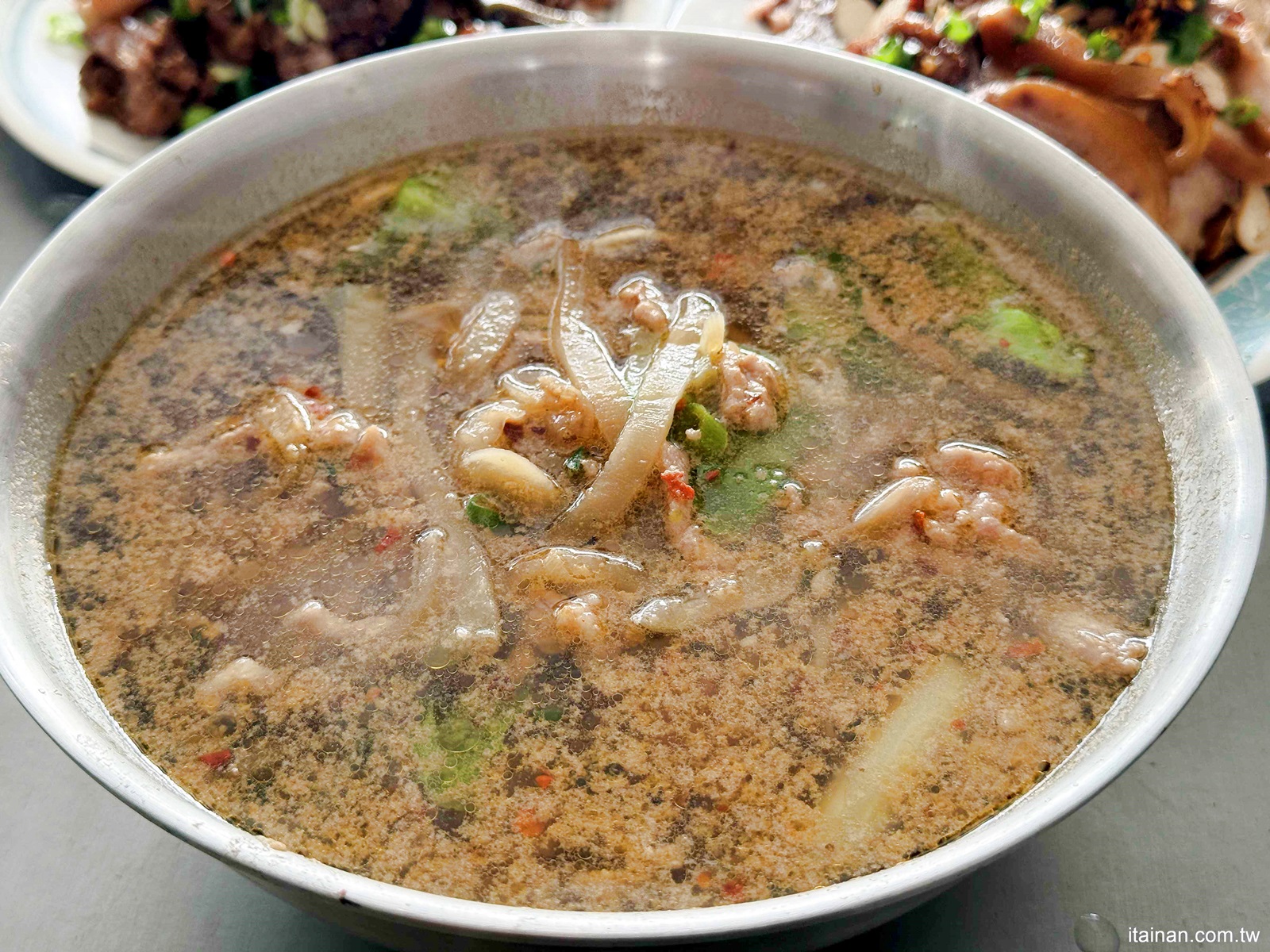 【台南美食】無招牌鐵皮屋人氣麵店，想吃還得碰碰運氣！招牌現炒榨菜肉絲麵必點「安可榨菜肉絲麵」