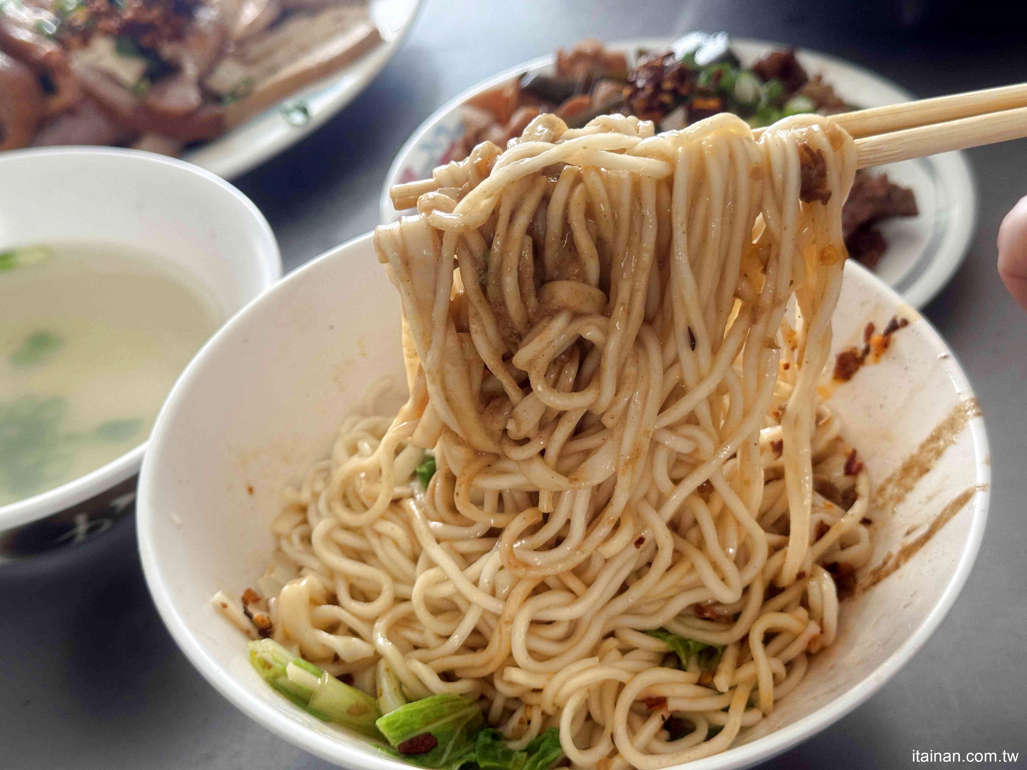 【台南美食】無招牌鐵皮屋人氣麵店，想吃還得碰碰運氣！招牌現炒榨菜肉絲麵必點「安可榨菜肉絲麵」
