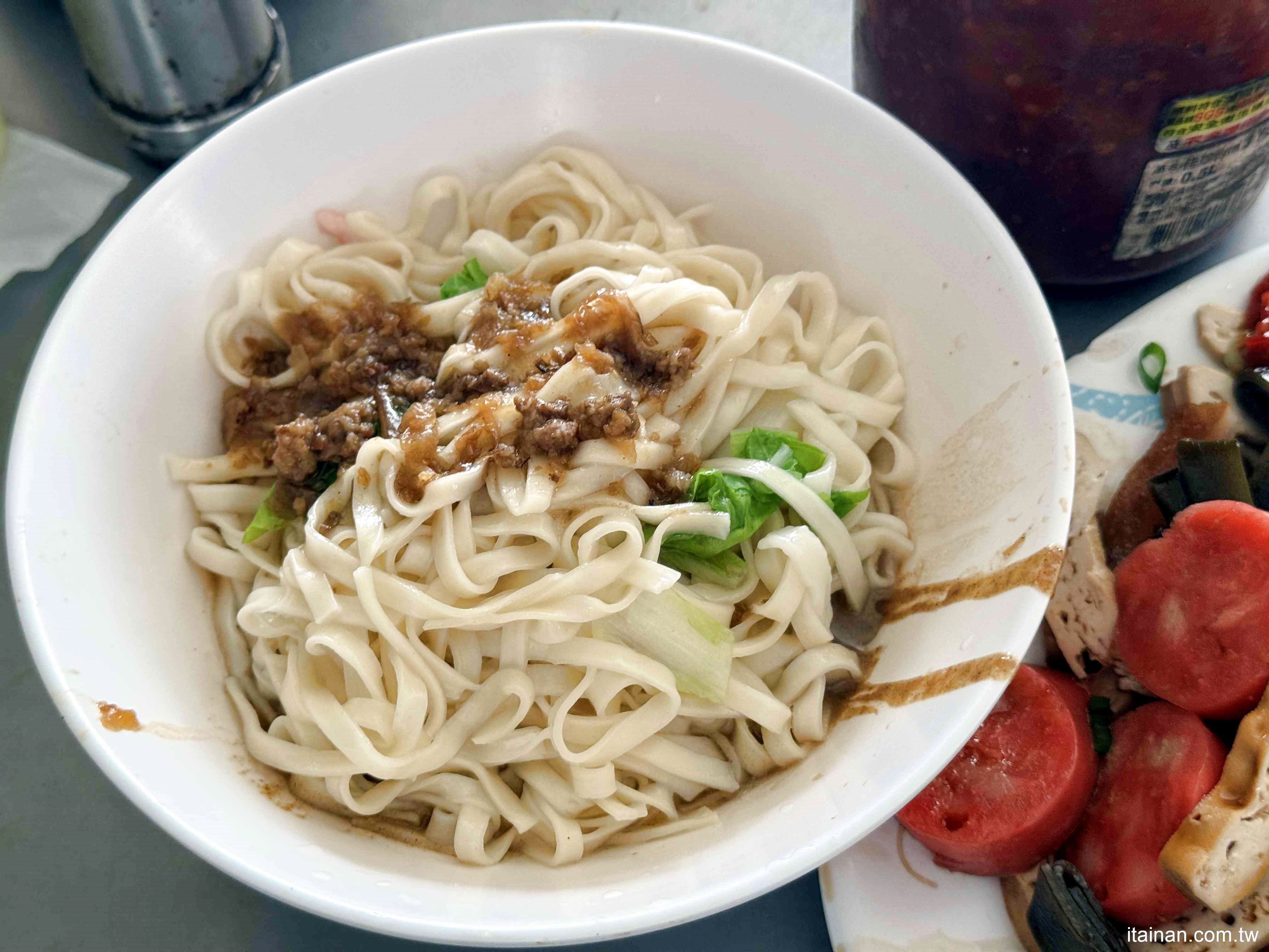 【台南美食】無招牌鐵皮屋人氣麵店，想吃還得碰碰運氣！招牌現炒榨菜肉絲麵必點「安可榨菜肉絲麵」