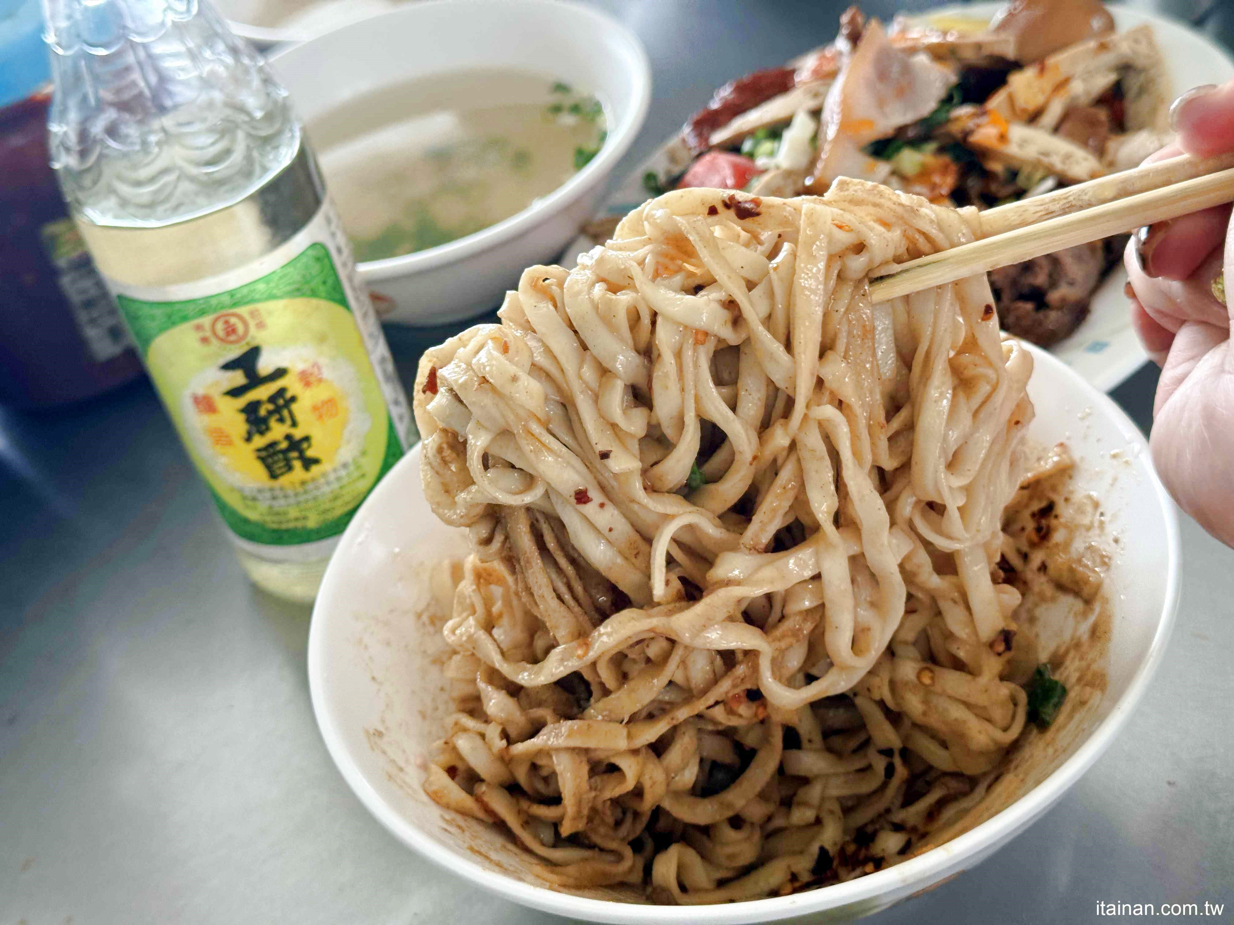【台南美食】無招牌鐵皮屋人氣麵店，想吃還得碰碰運氣！招牌現炒榨菜肉絲麵必點「安可榨菜肉絲麵」