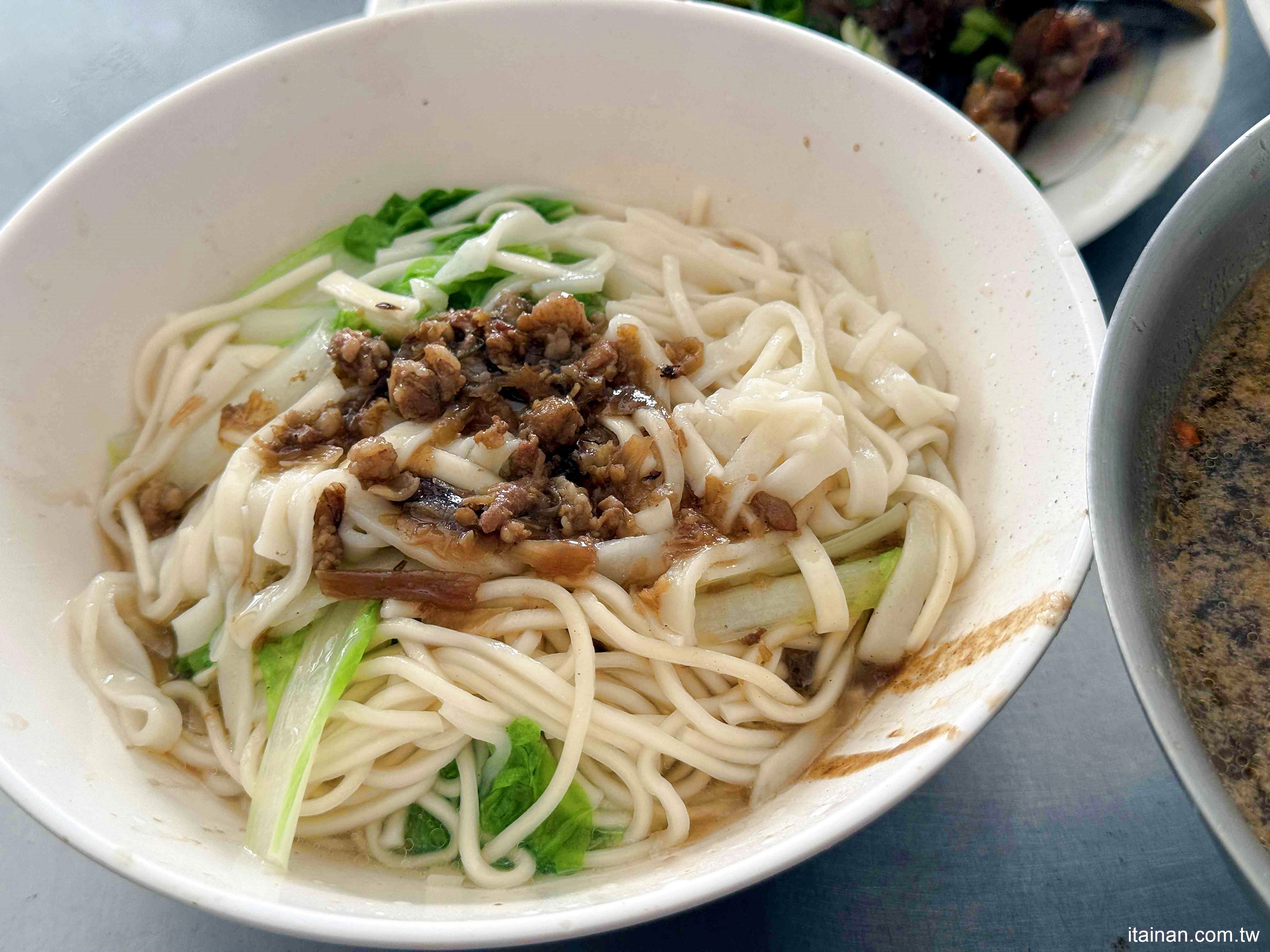 【台南美食】無招牌鐵皮屋人氣麵店，想吃還得碰碰運氣！招牌現炒榨菜肉絲麵必點「安可榨菜肉絲麵」
