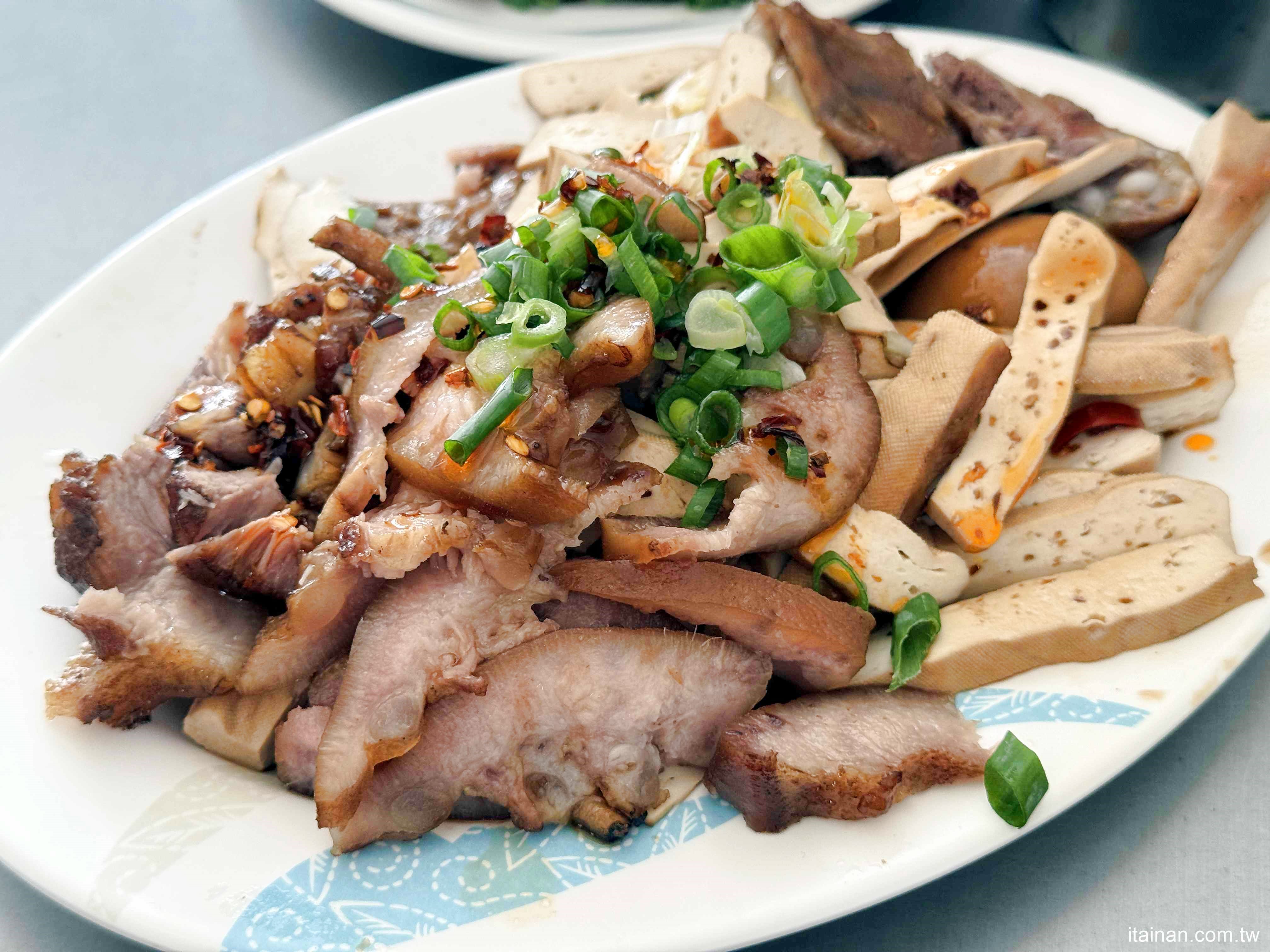 【台南美食】無招牌鐵皮屋人氣麵店，想吃還得碰碰運氣！招牌現炒榨菜肉絲麵必點「安可榨菜肉絲麵」