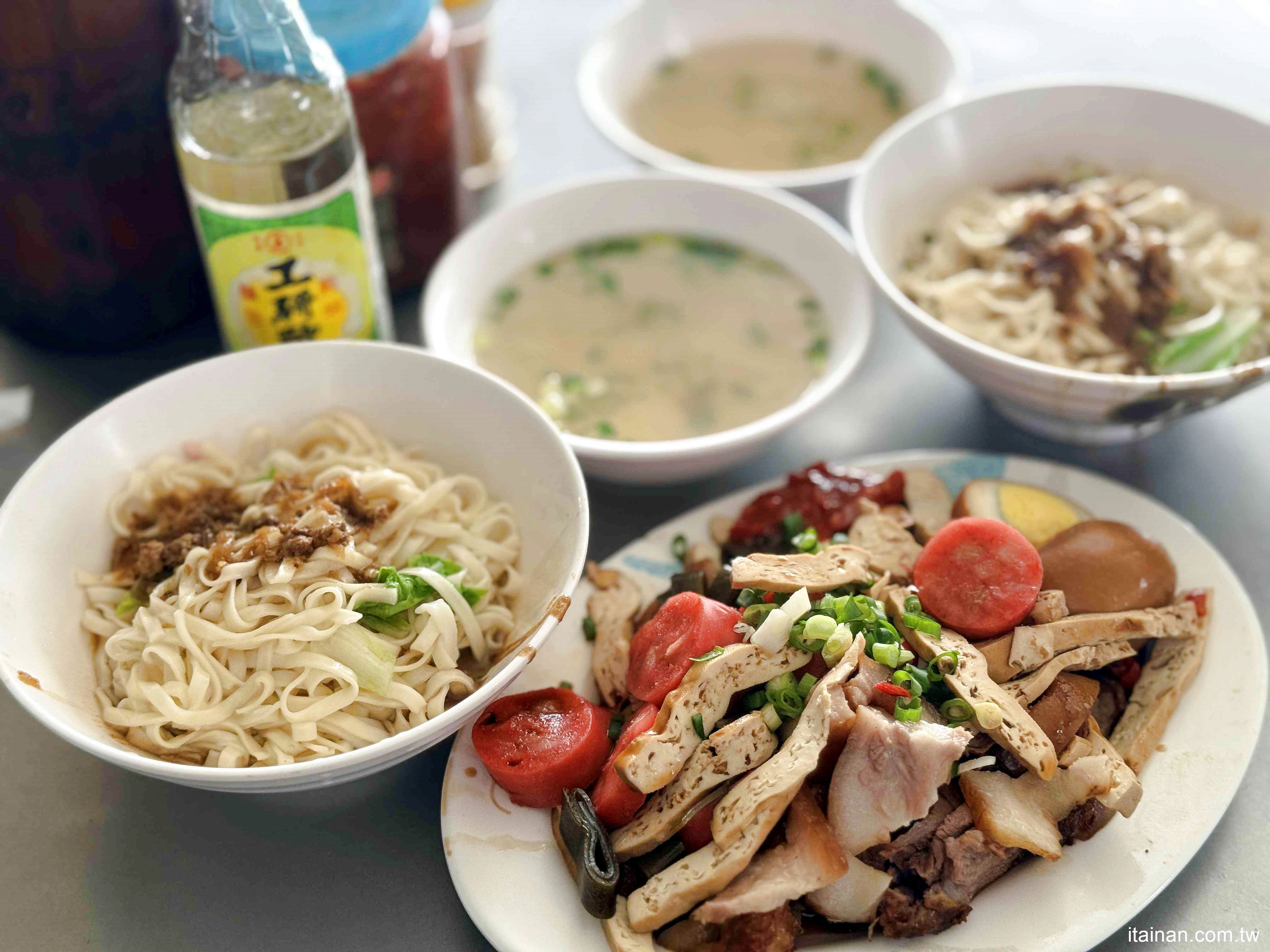 【台南美食】無招牌鐵皮屋人氣麵店，想吃還得碰碰運氣！招牌現炒榨菜肉絲麵必點「安可榨菜肉絲麵」