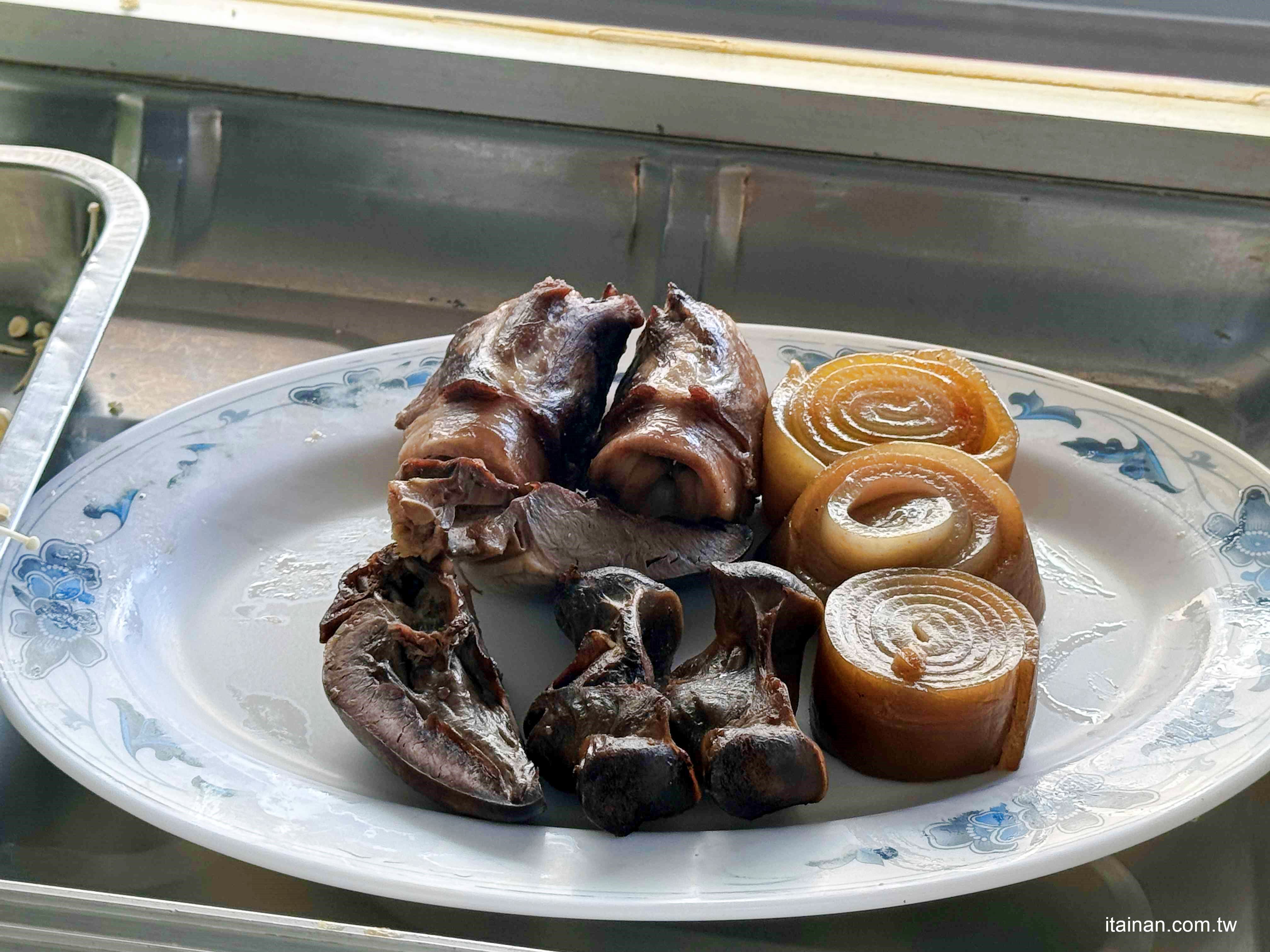 麵控一定要收藏~歸仁在地人從小吃到大，低調超人氣的在地麵店!麻醬香、湯香、滷味香全到位「300戶麵店」