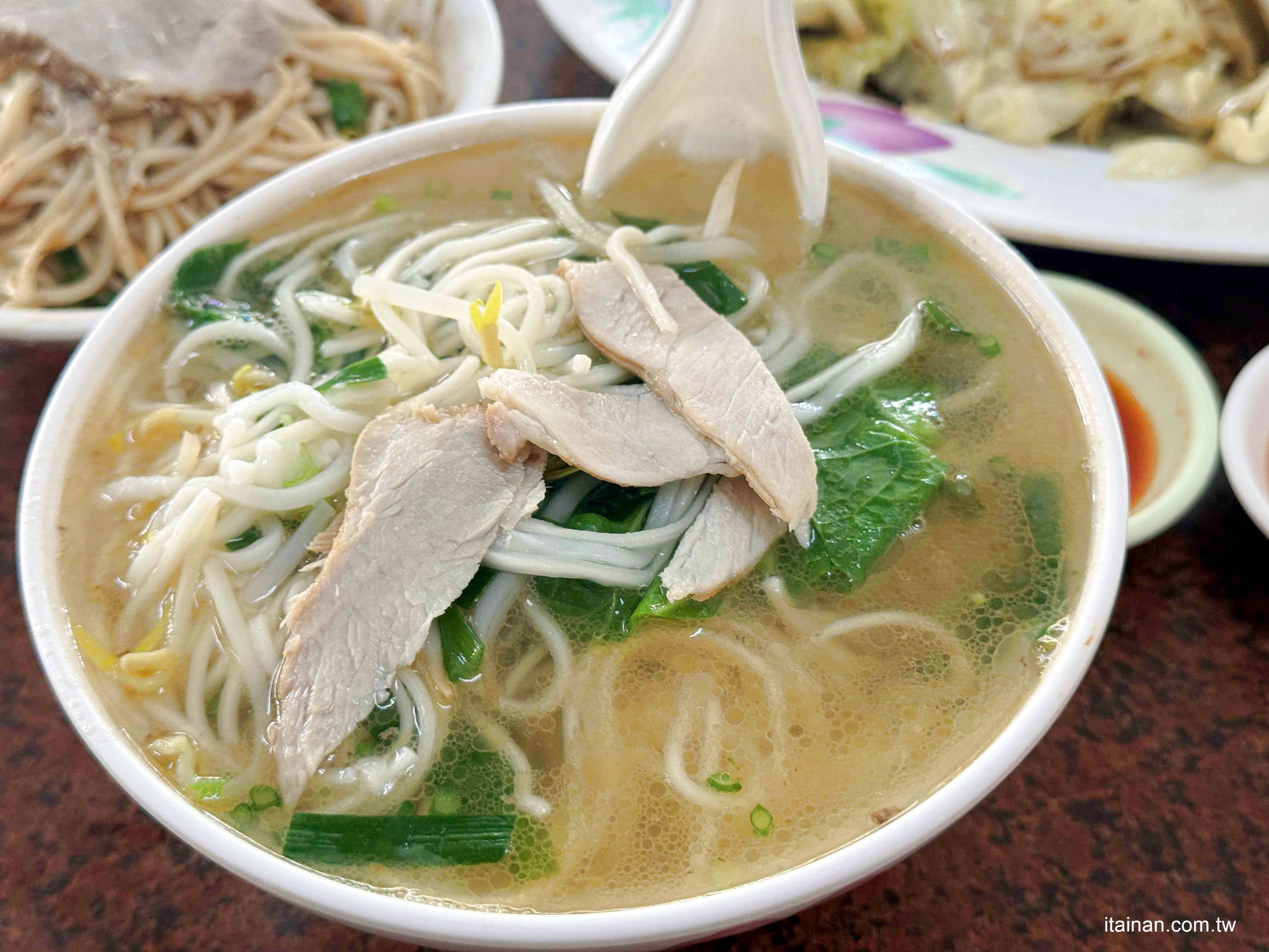 麵控一定要收藏~歸仁在地人從小吃到大，低調超人氣的在地麵店!麻醬香、湯香、滷味香全到位「300戶麵店」