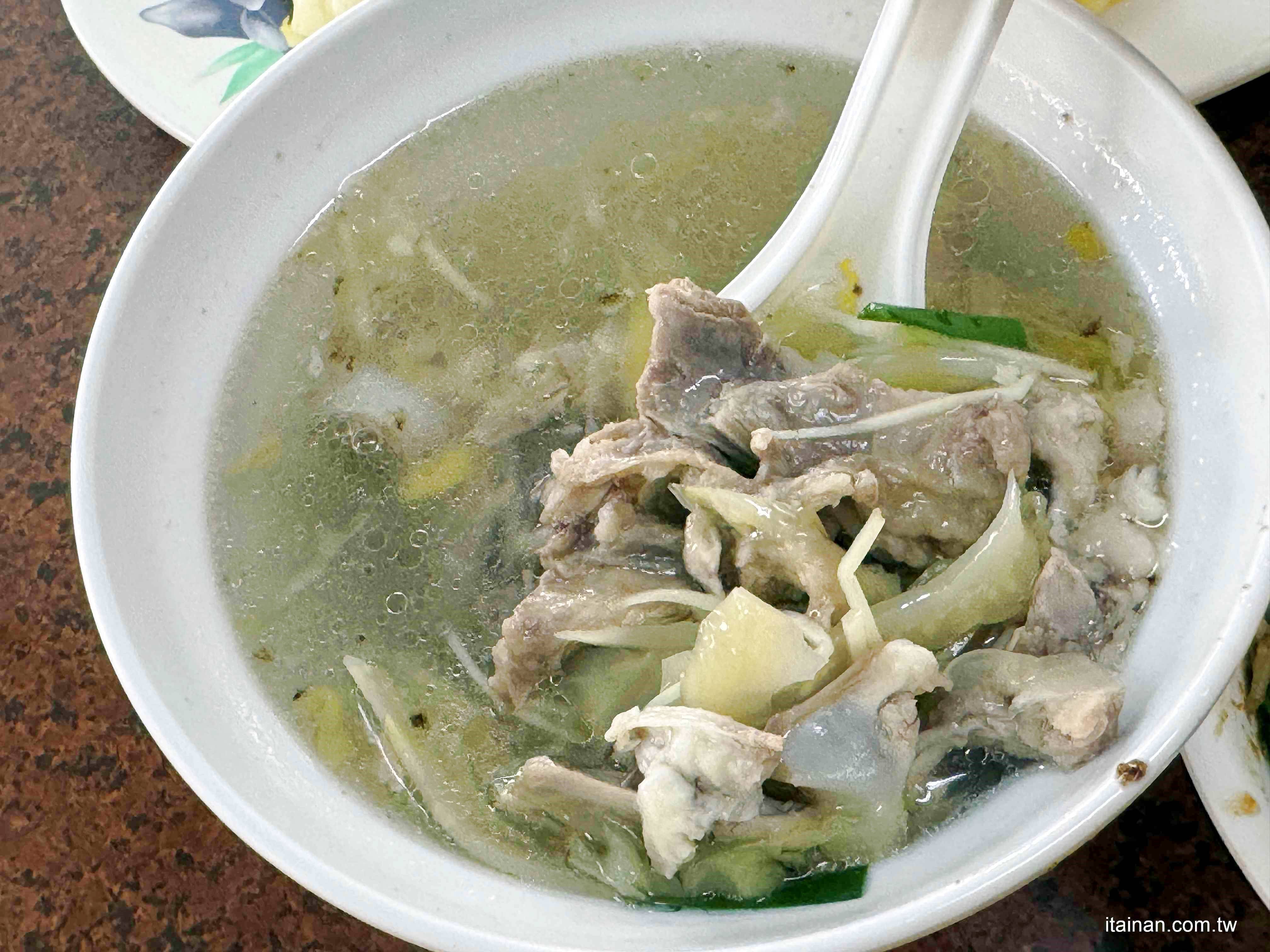 麵控一定要收藏~歸仁在地人從小吃到大，低調超人氣的在地麵店!麻醬香、湯香、滷味香全到位「300戶麵店」