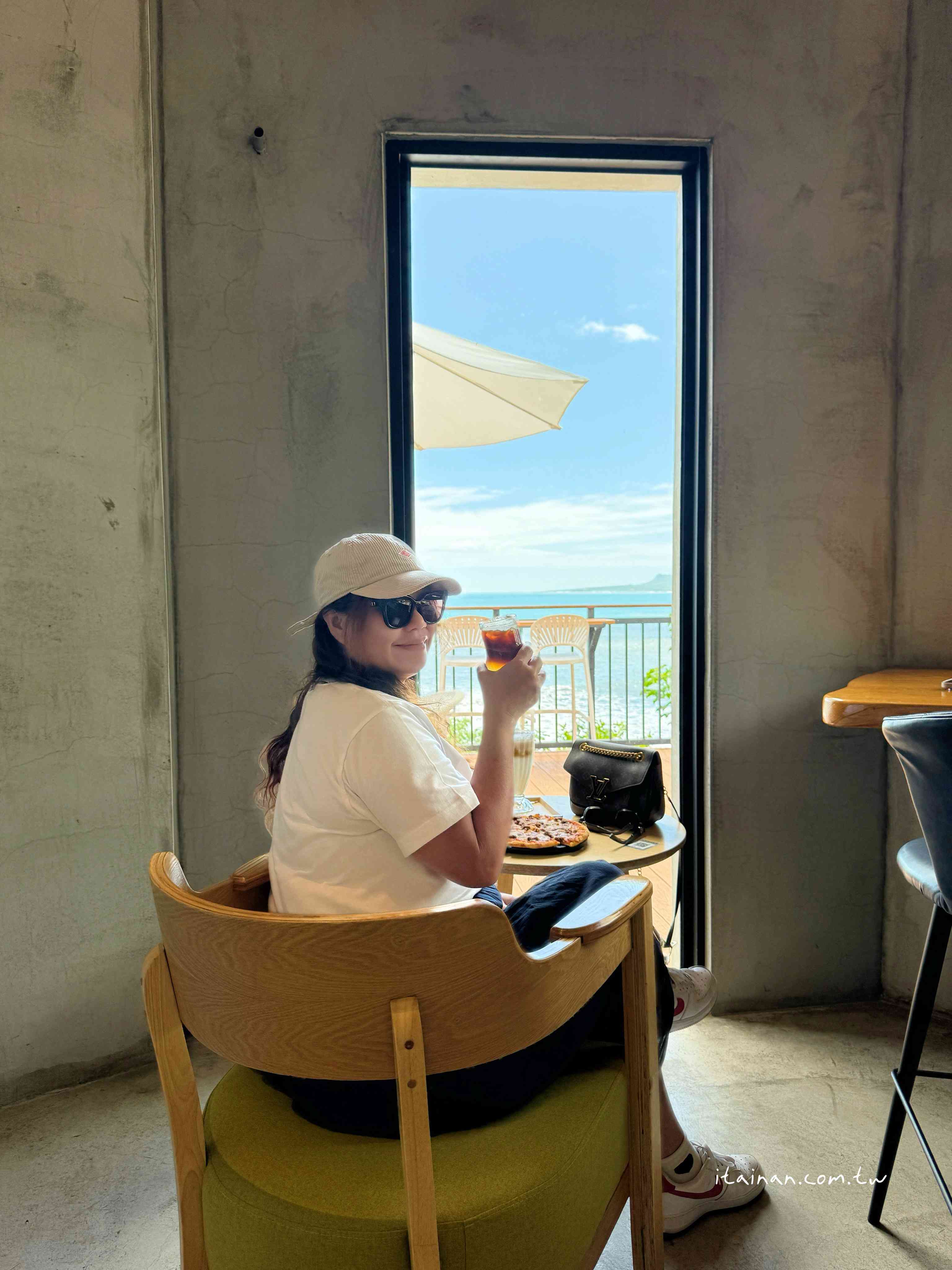 【台東都蘭海景咖啡廳推薦】在台東遇見「藍色海灣 Blue Bayou」~海景、餐點、放空一次滿足!180度絕美海景，一眼望去全是療癒的藍!