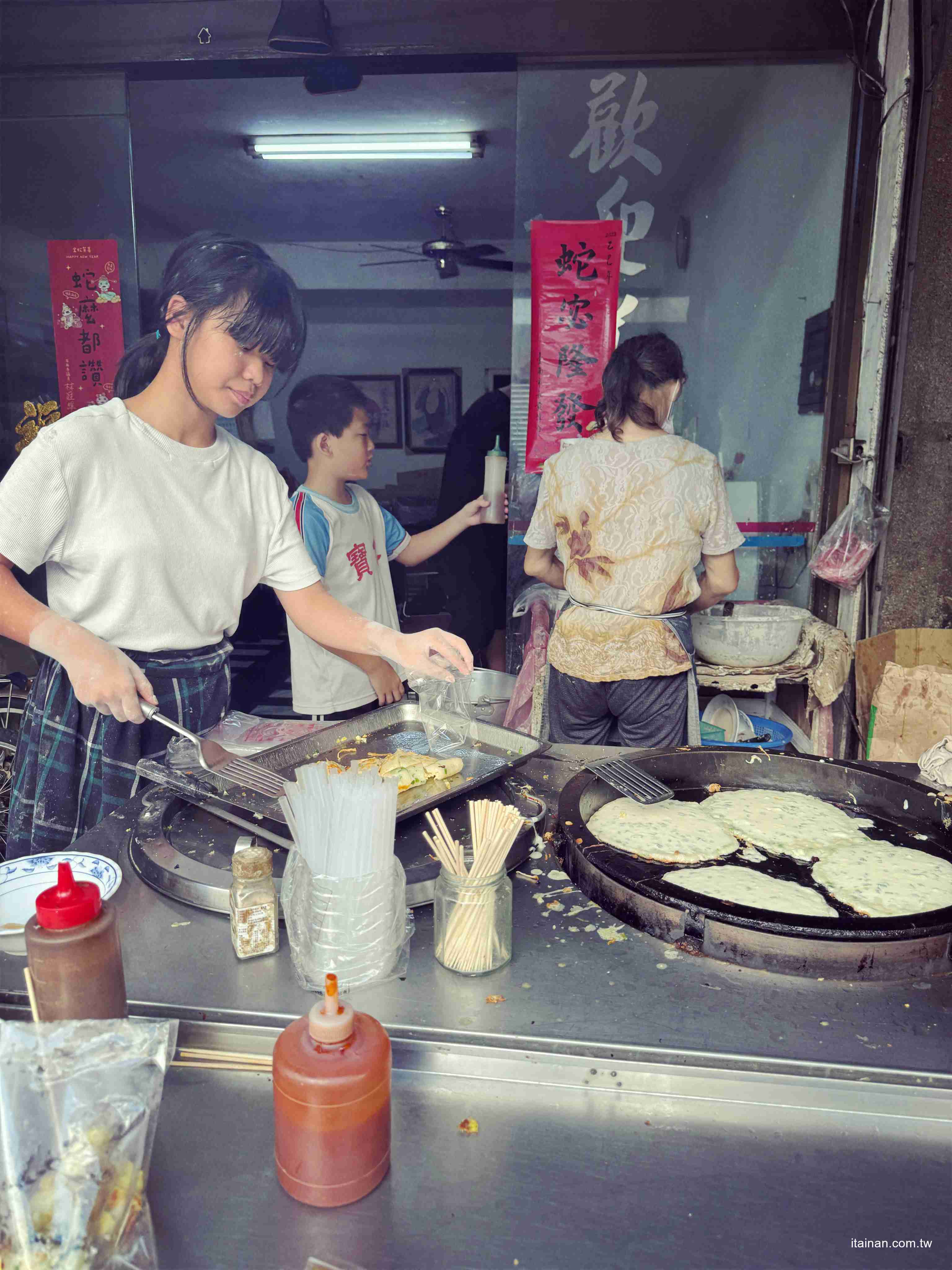 【台南早餐】70歲阿嬤重回煎台，只為兩個孫子~厚實粉漿蛋餅的樸實滋味!「無名古早味蛋餅早餐店」