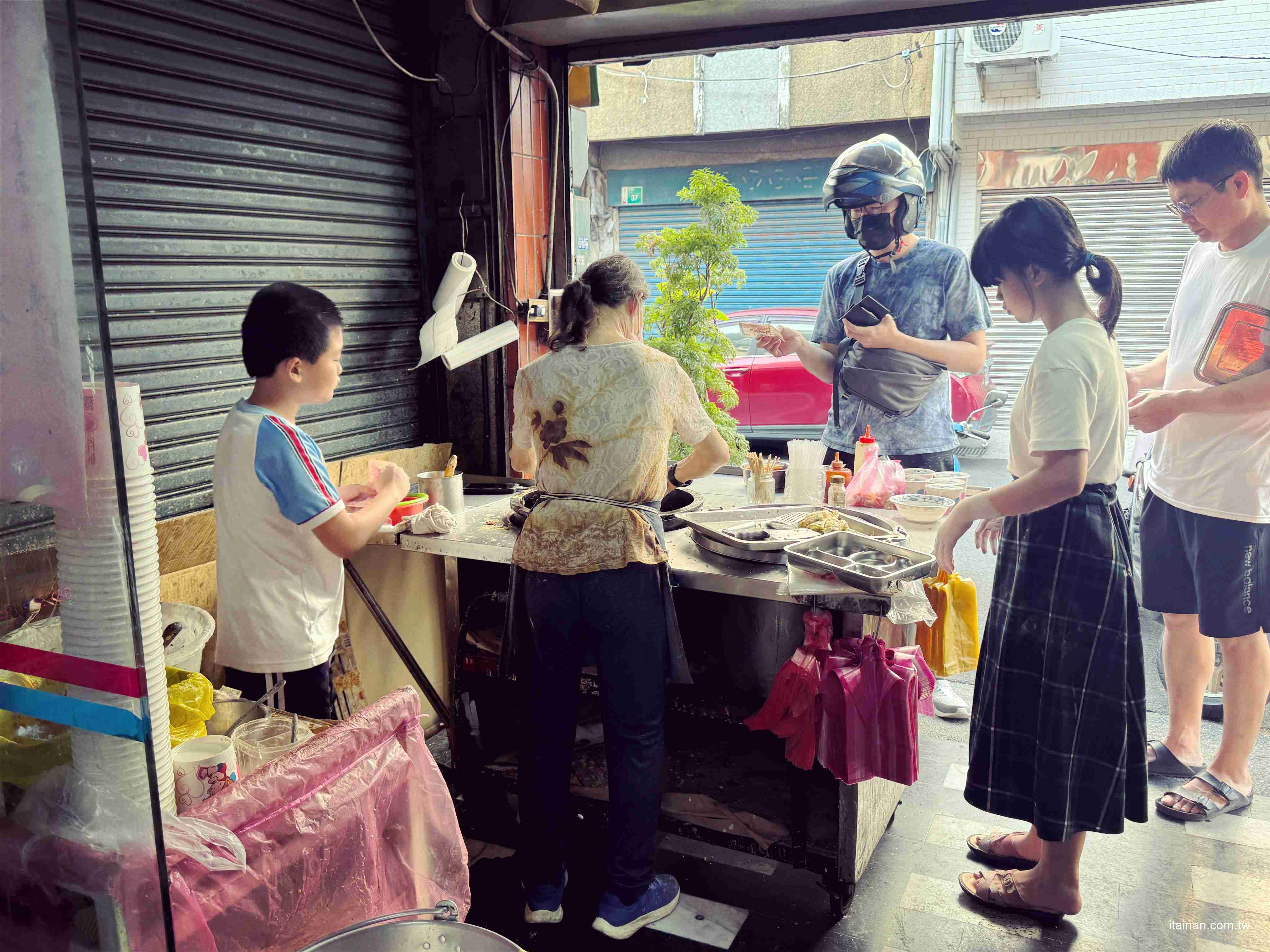 【台南早餐】70歲阿嬤重回煎台，只為兩個孫子~厚實粉漿蛋餅的樸實滋味!「無名古早味蛋餅早餐店」