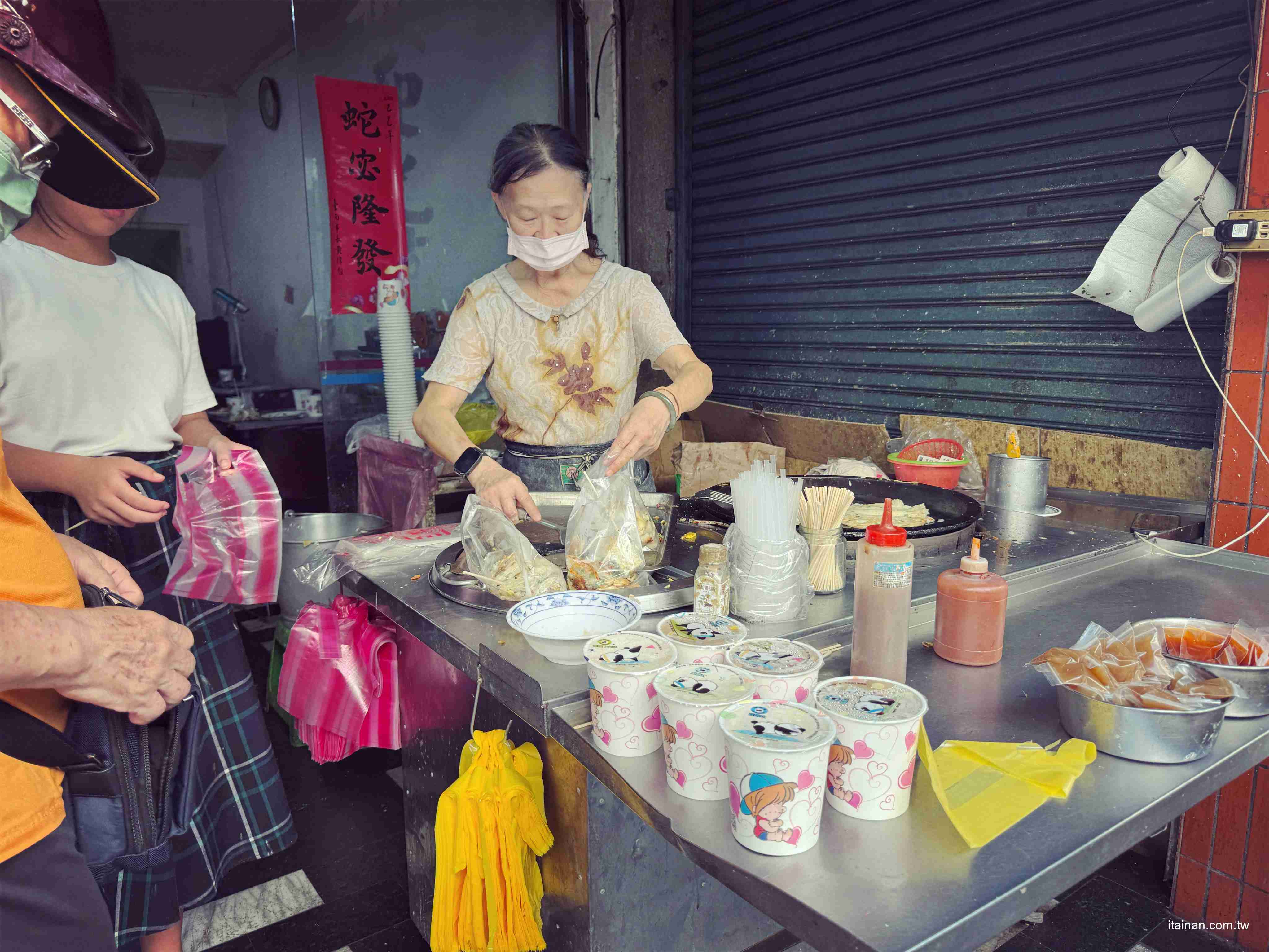 【台南早餐】70歲阿嬤重回煎台，只為兩個孫子~厚實粉漿蛋餅的樸實滋味!「無名古早味蛋餅早餐店」