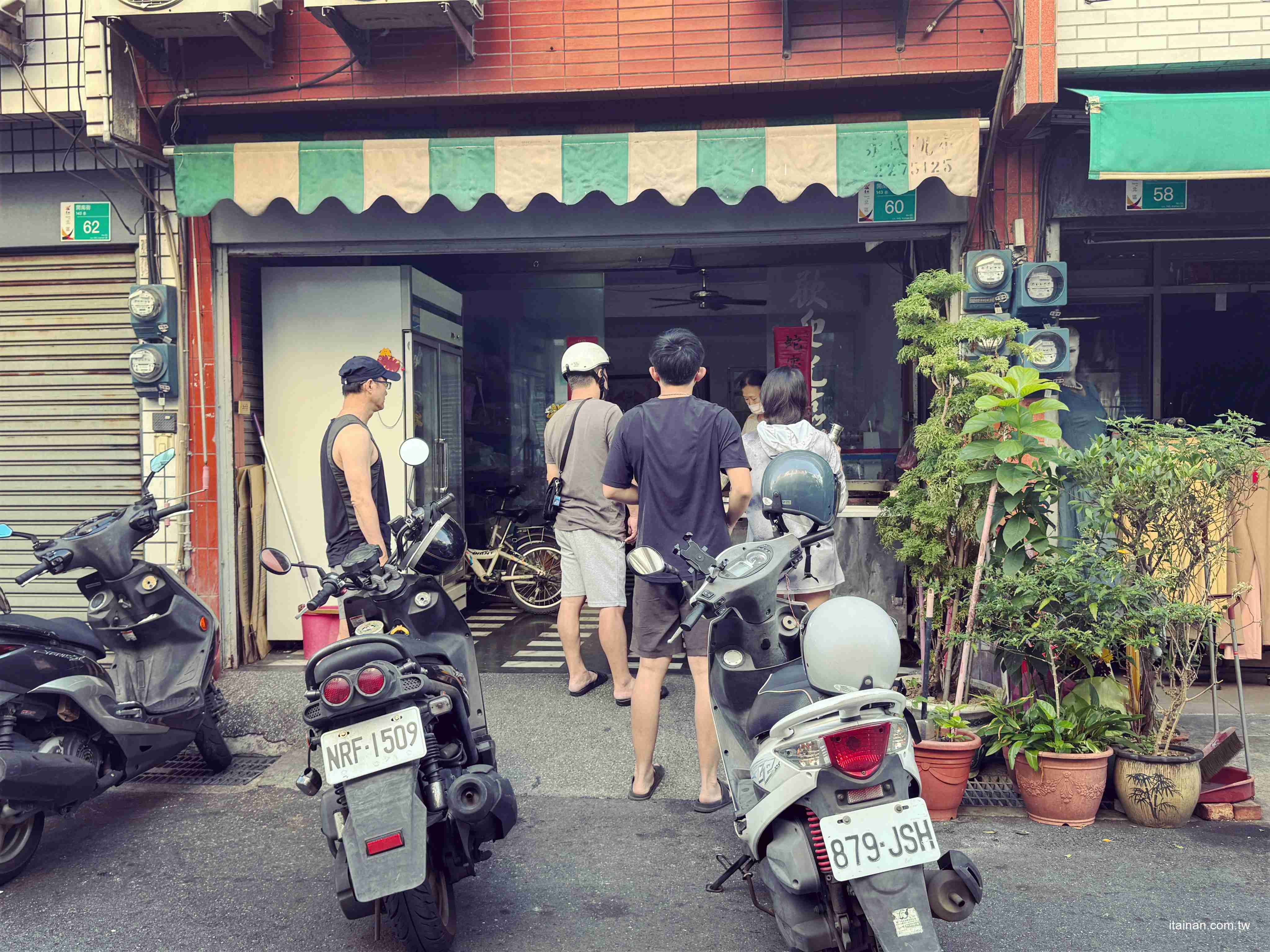 【台南早餐】70歲阿嬤重回煎台，只為兩個孫子~厚實粉漿蛋餅的樸實滋味!「無名古早味蛋餅早餐店」