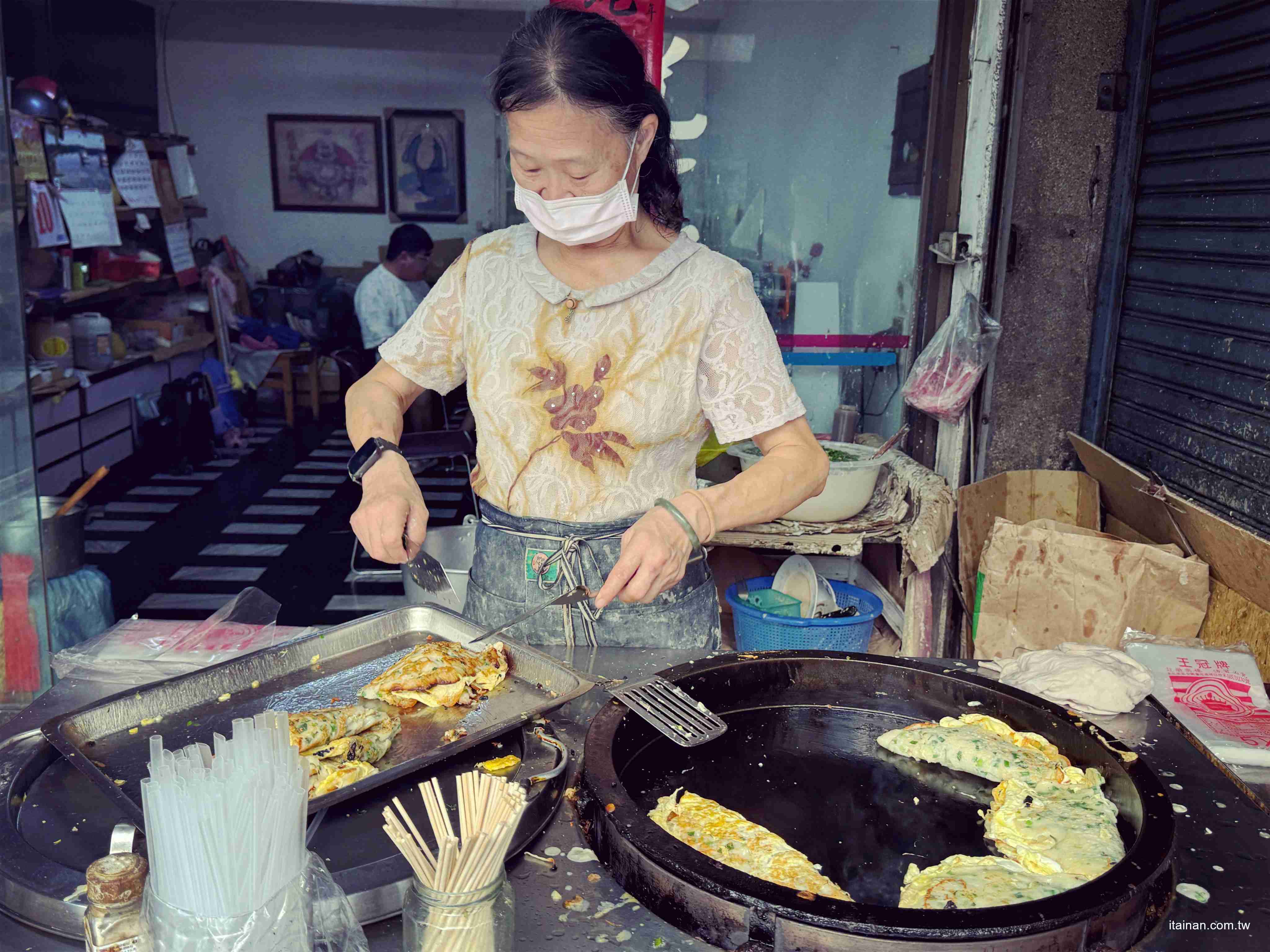 【台南早餐】70歲阿嬤重回煎台，只為兩個孫子~厚實粉漿蛋餅的樸實滋味!「無名古早味蛋餅早餐店」