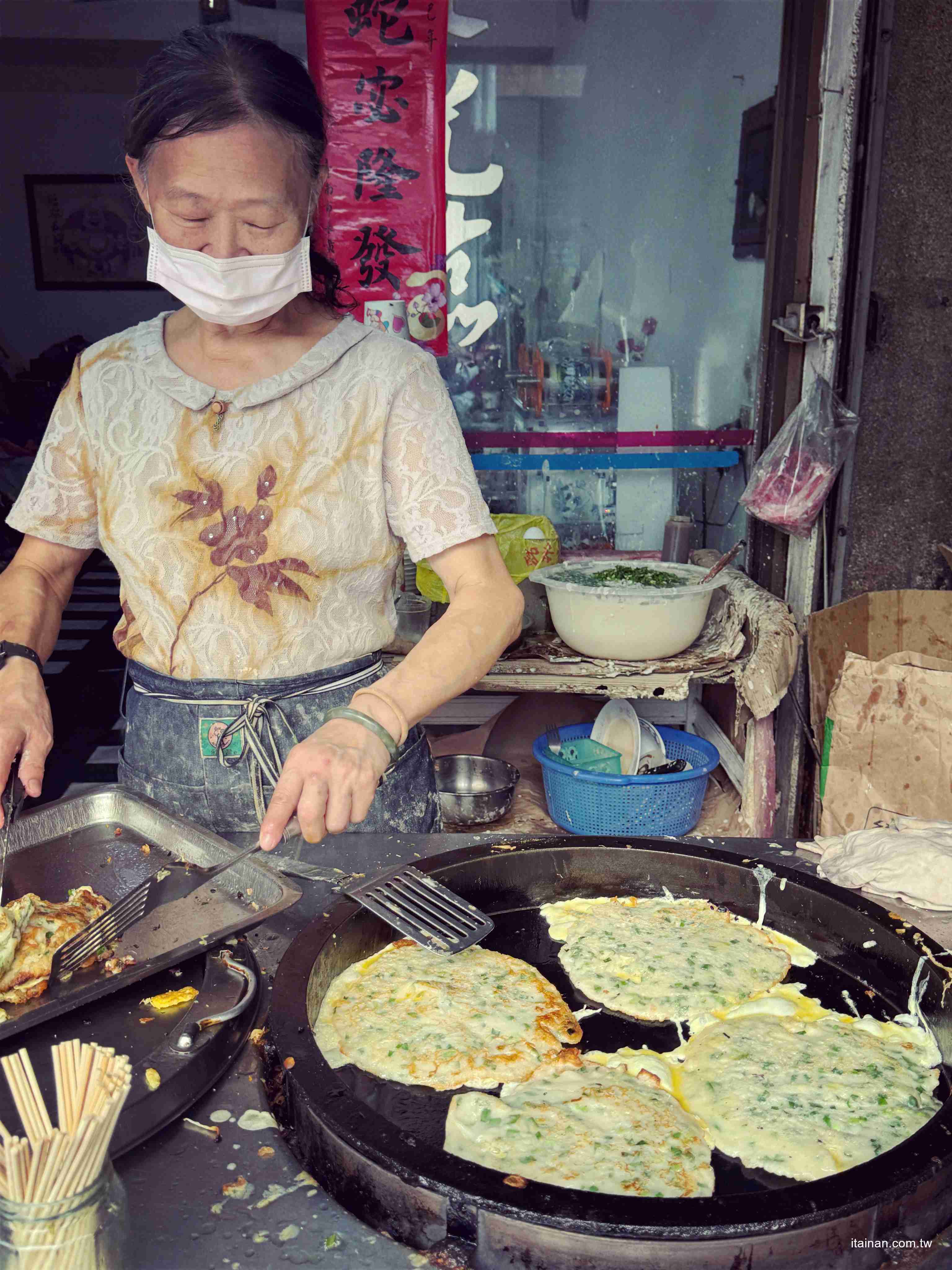 【台南早餐】70歲阿嬤重回煎台，只為兩個孫子~厚實粉漿蛋餅的樸實滋味!「無名古早味蛋餅早餐店」