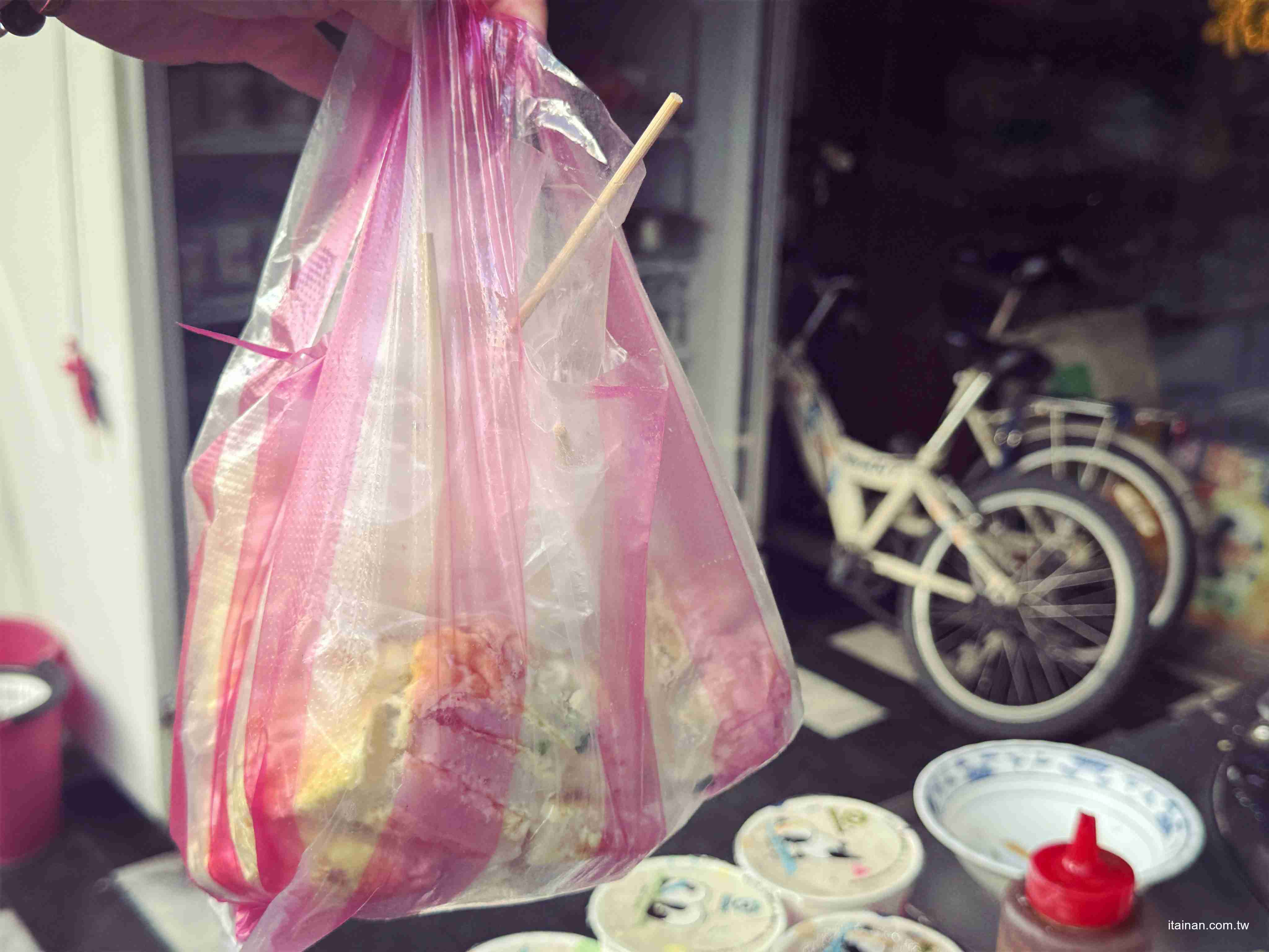 【台南早餐】70歲阿嬤重回煎台，只為兩個孫子~厚實粉漿蛋餅的樸實滋味!「無名古早味蛋餅早餐店」