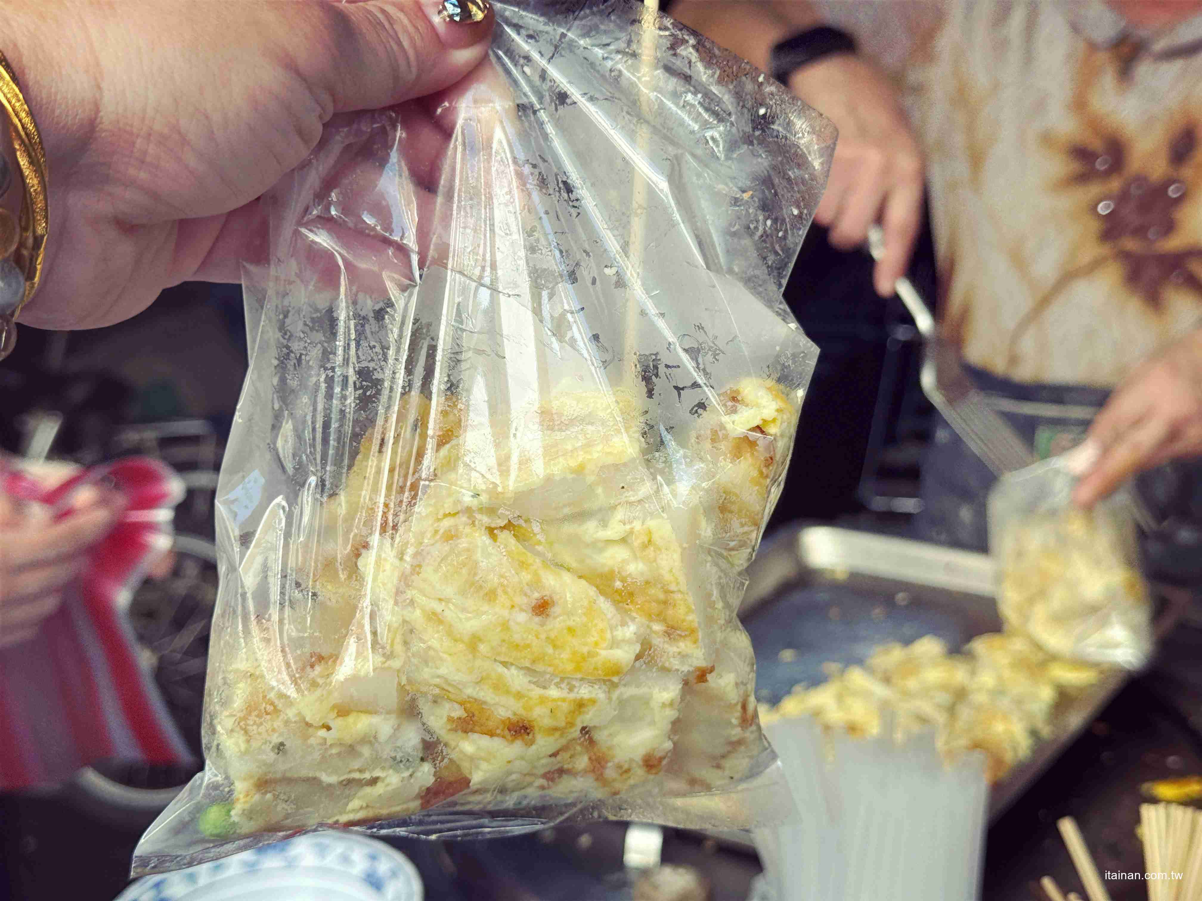 【台南早餐】70歲阿嬤重回煎台，只為兩個孫子~厚實粉漿蛋餅的樸實滋味!「無名古早味蛋餅早餐店」