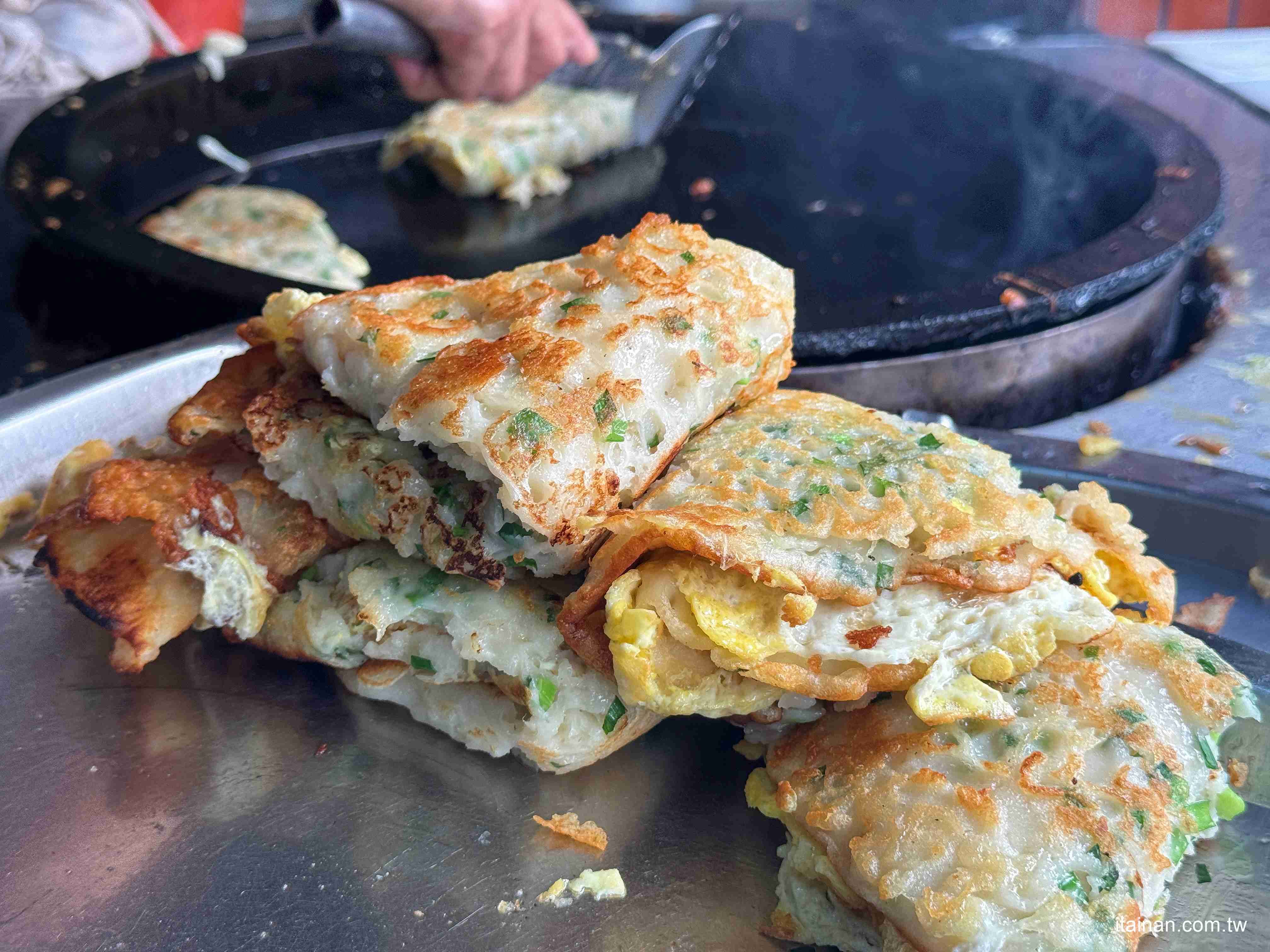 【台南早餐】70歲阿嬤重回煎台，只為兩個孫子~厚實粉漿蛋餅的樸實滋味!「無名古早味蛋餅早餐店」