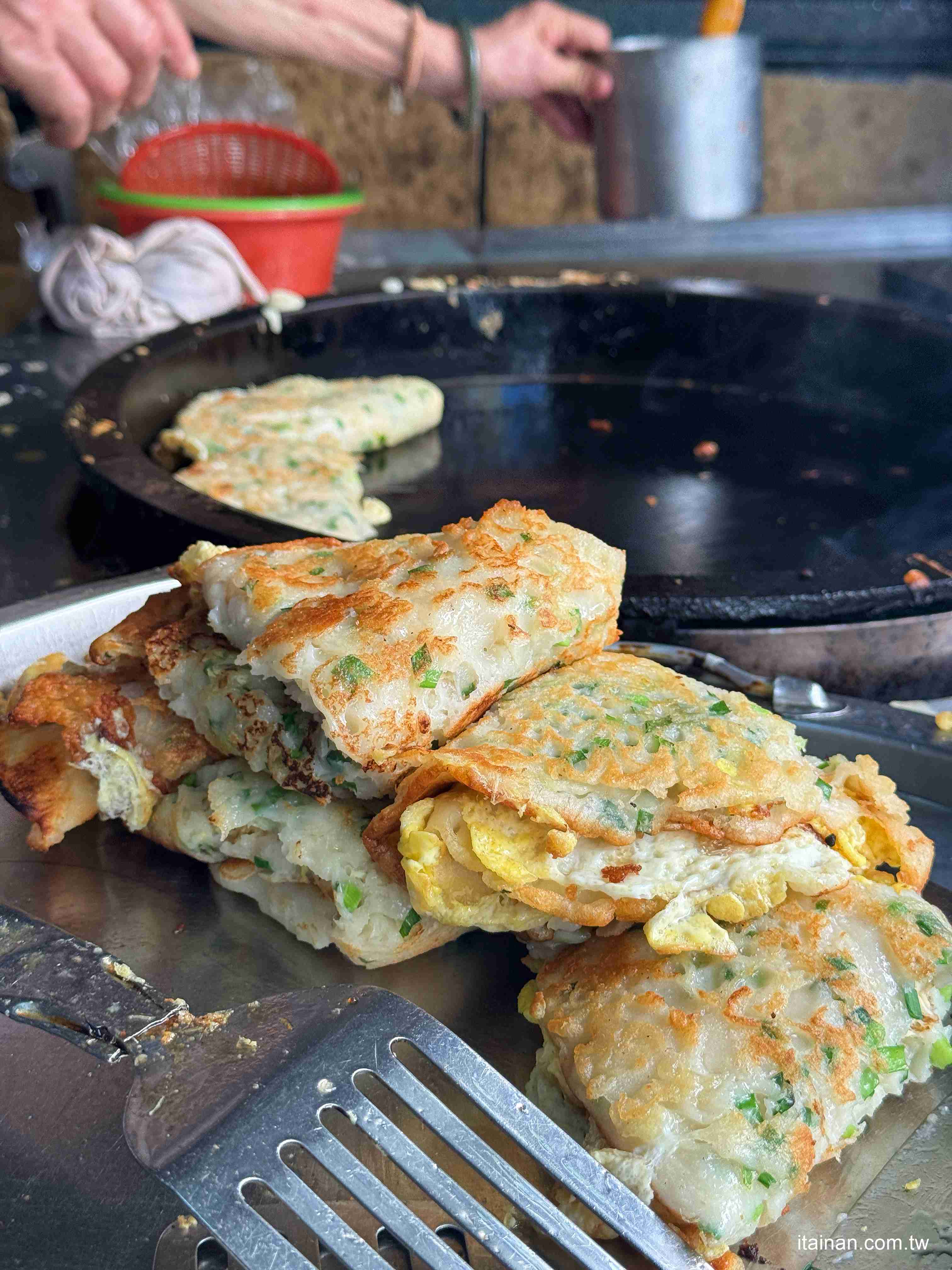【台南早餐】70歲阿嬤重回煎台，只為兩個孫子~厚實粉漿蛋餅的樸實滋味!「無名古早味蛋餅早餐店」