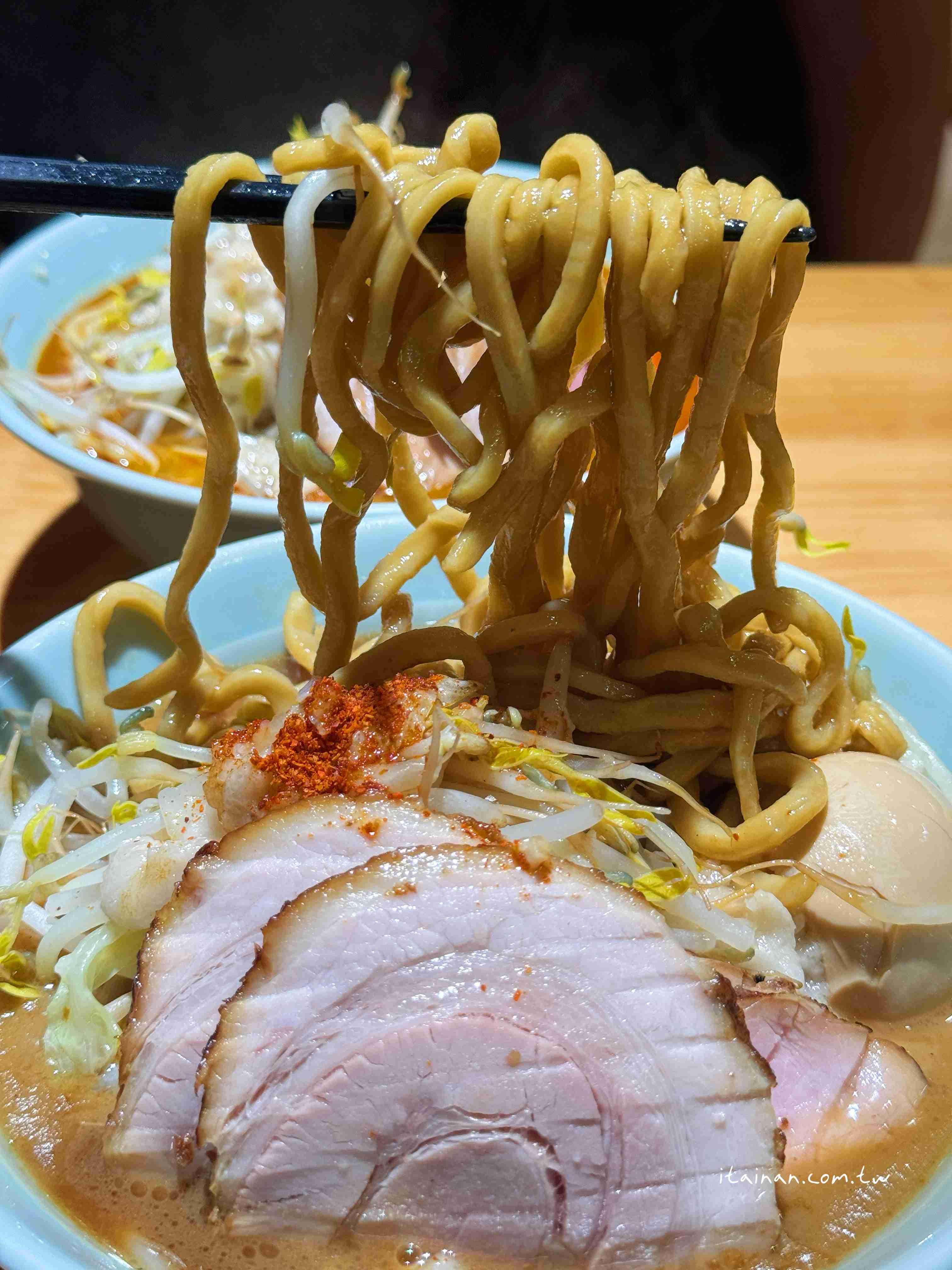 台南拉麵控必吃！高顏值、份量豪邁、味道濃郁又帶個性的二郎系拉麵～東區人氣店「菜良sara日式拉麺」