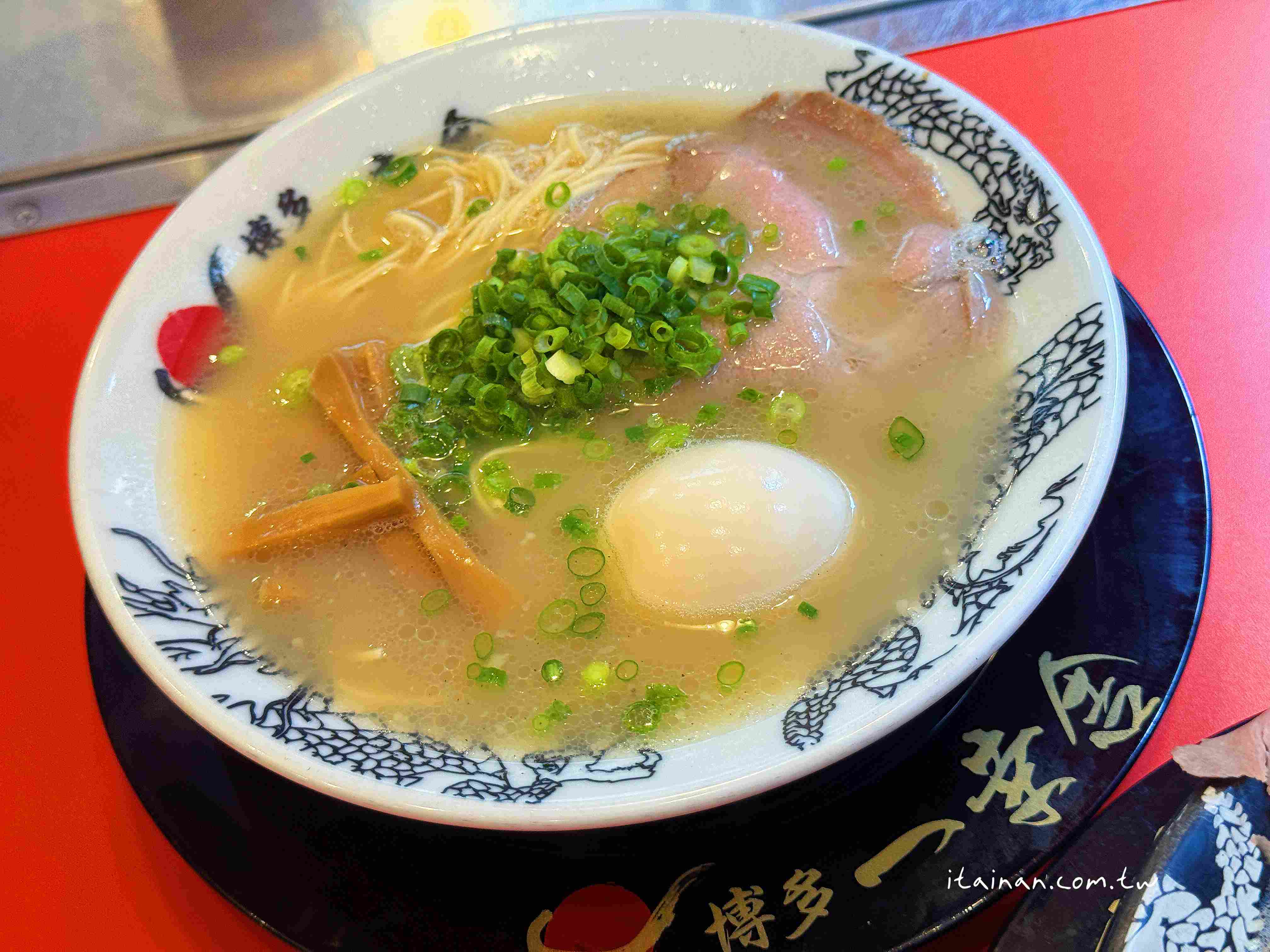 【福岡美食】還沒開門就排隊!濃郁又不膩，福岡人也愛的元祖泡系湯頭「博多一幸舍」博多本店