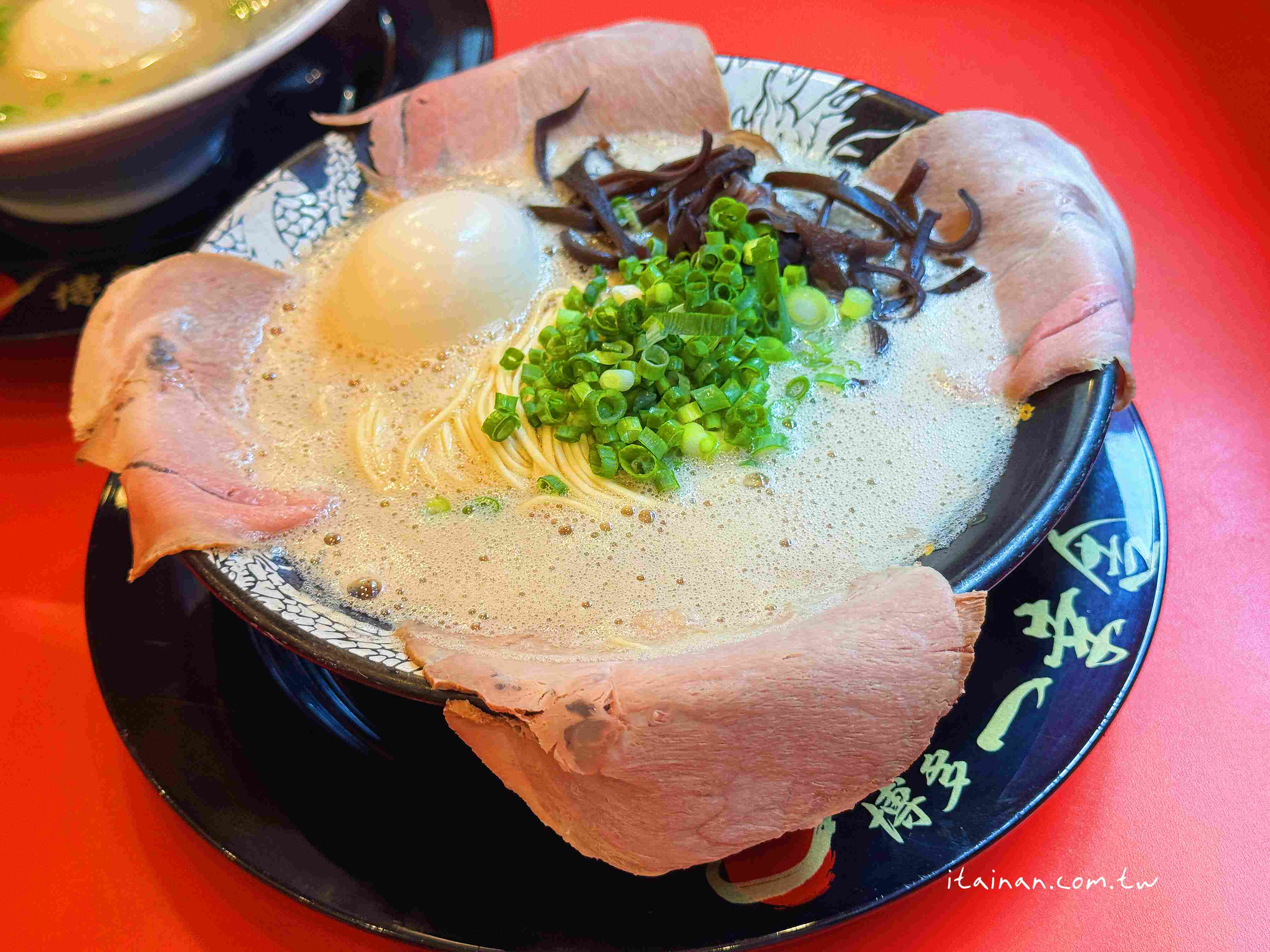 【福岡美食】還沒開門就排隊!濃郁又不膩，福岡人也愛的元祖泡系湯頭「博多一幸舍」博多本店