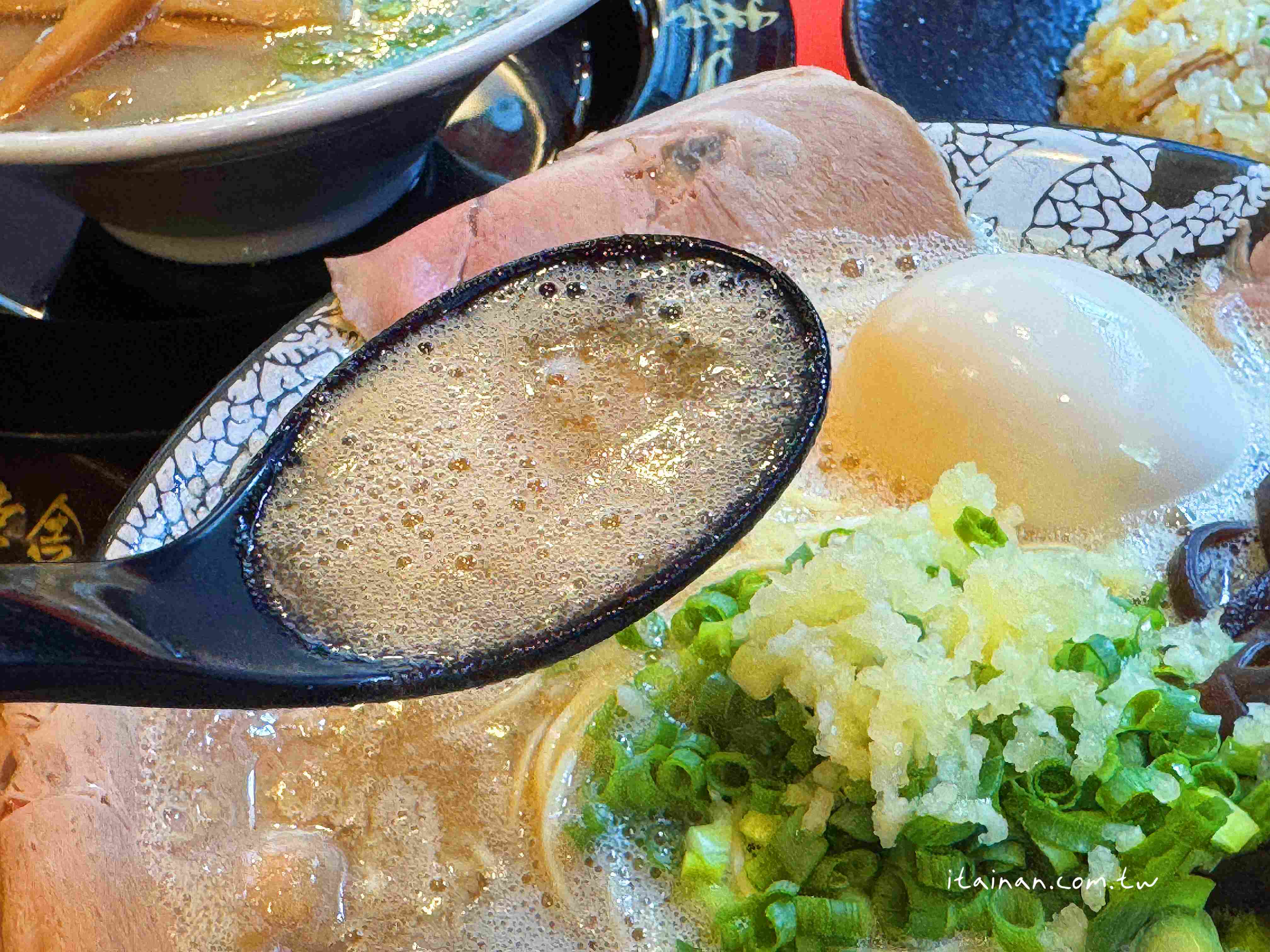 【福岡美食】還沒開門就排隊!濃郁又不膩，福岡人也愛的元祖泡系湯頭「博多一幸舍」博多本店