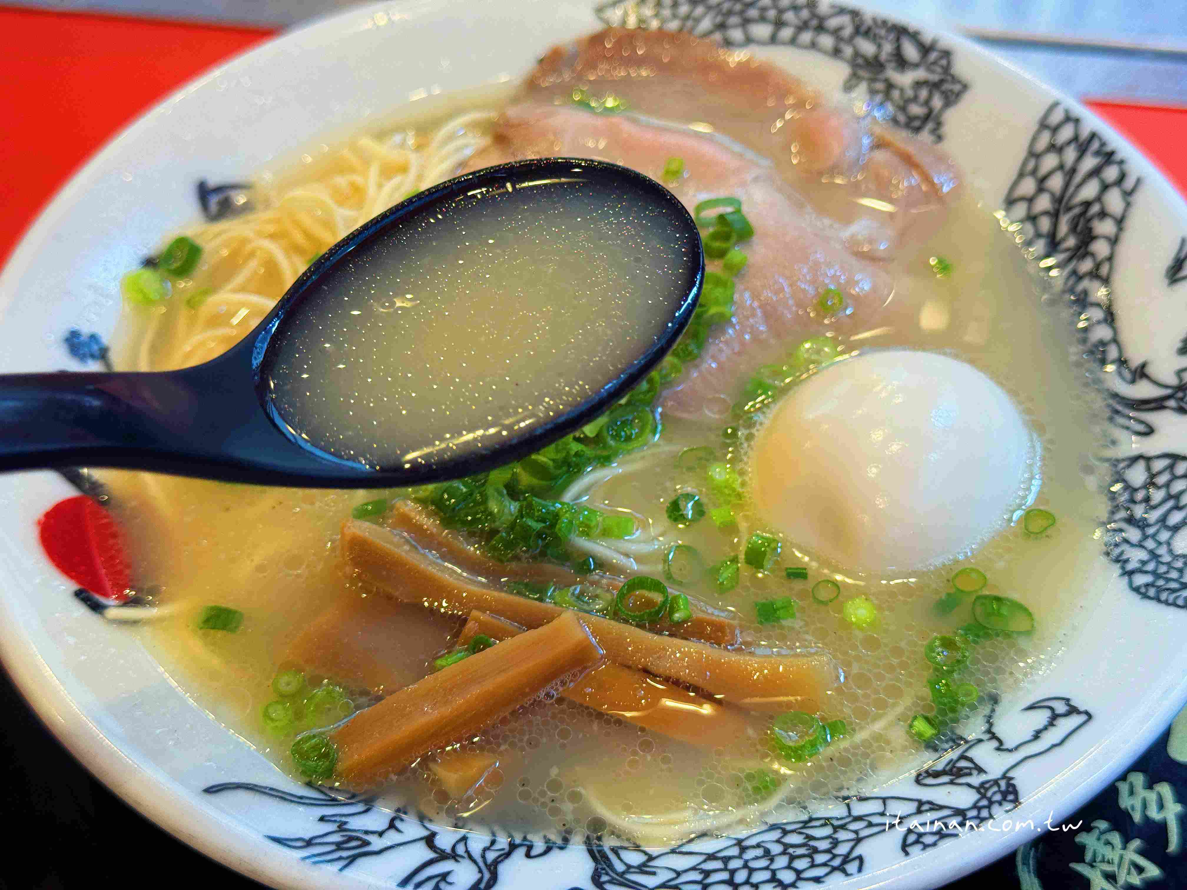 【福岡美食】還沒開門就排隊!濃郁又不膩，福岡人也愛的元祖泡系湯頭「博多一幸舍」博多本店