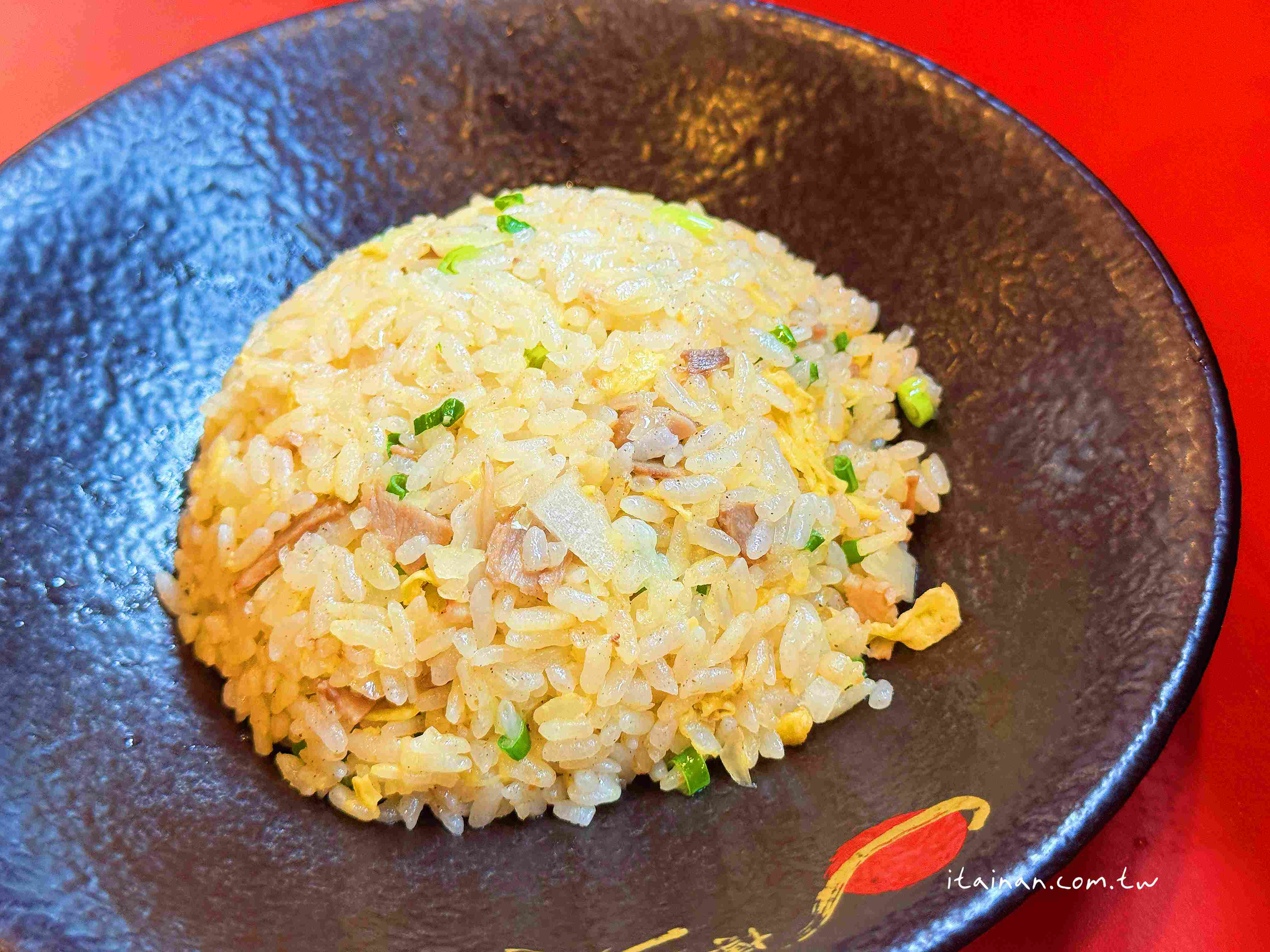 【福岡美食】還沒開門就排隊!濃郁又不膩，福岡人也愛的元祖泡系湯頭「博多一幸舍」博多本店
