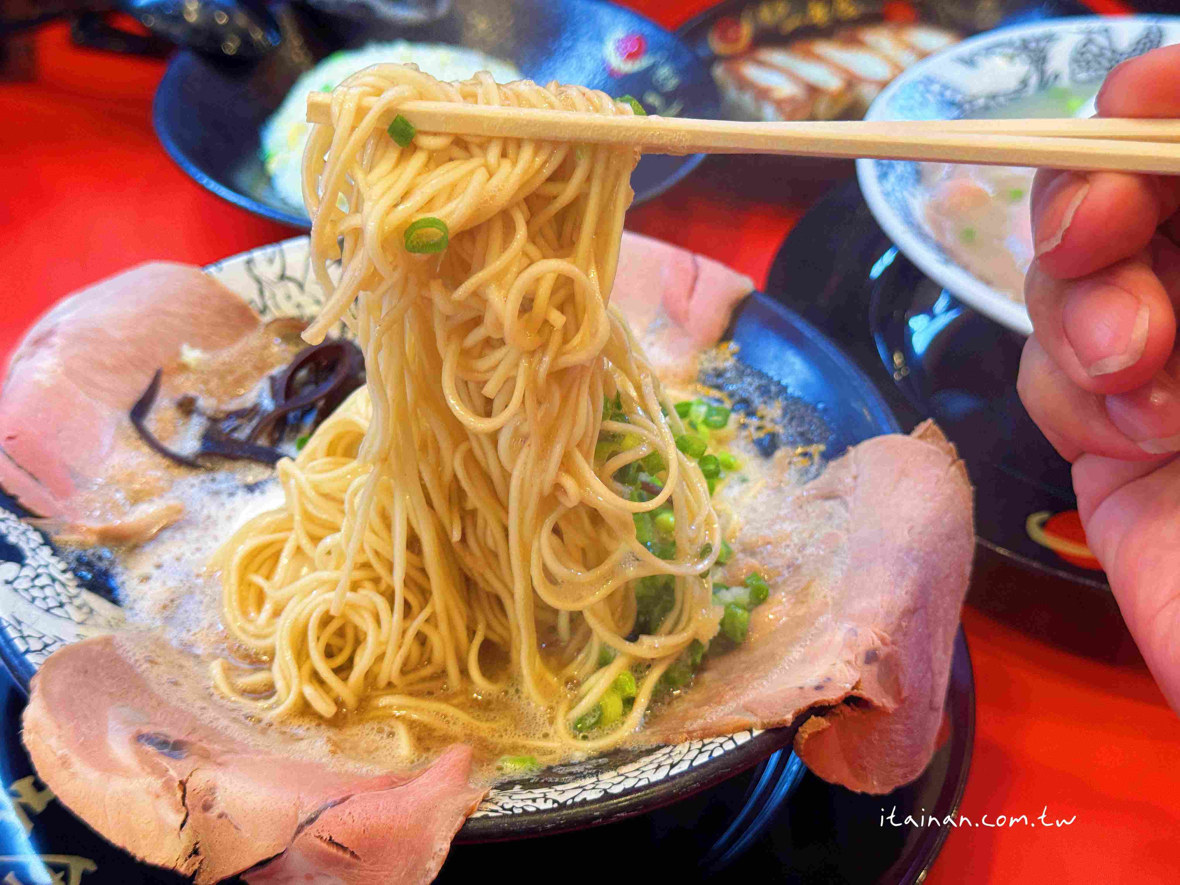 【福岡美食】還沒開門就排隊!濃郁又不膩，福岡人也愛的元祖泡系湯頭「博多一幸舍」博多本店