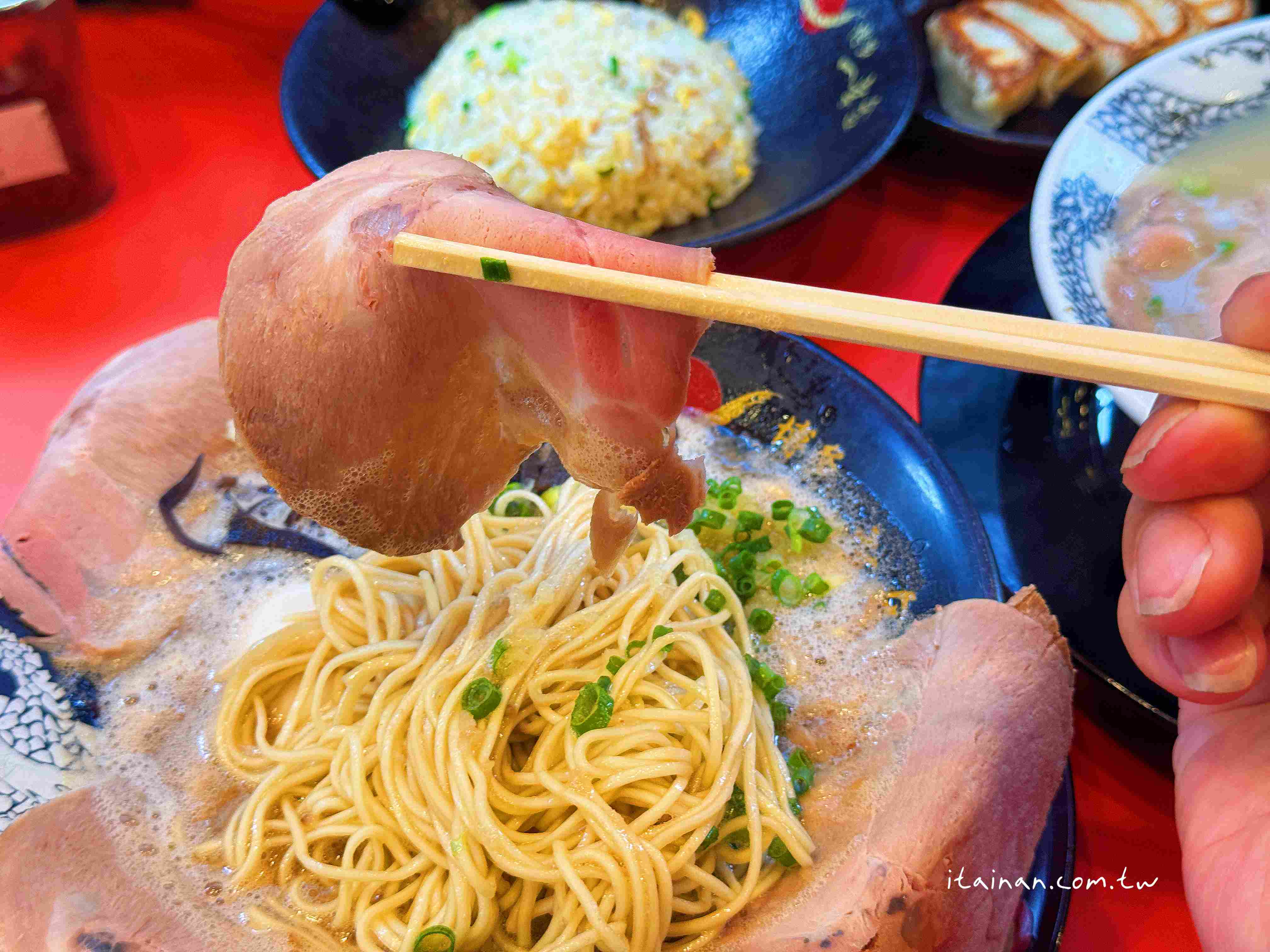 【福岡美食】還沒開門就排隊!濃郁又不膩，福岡人也愛的元祖泡系湯頭「博多一幸舍」博多本店