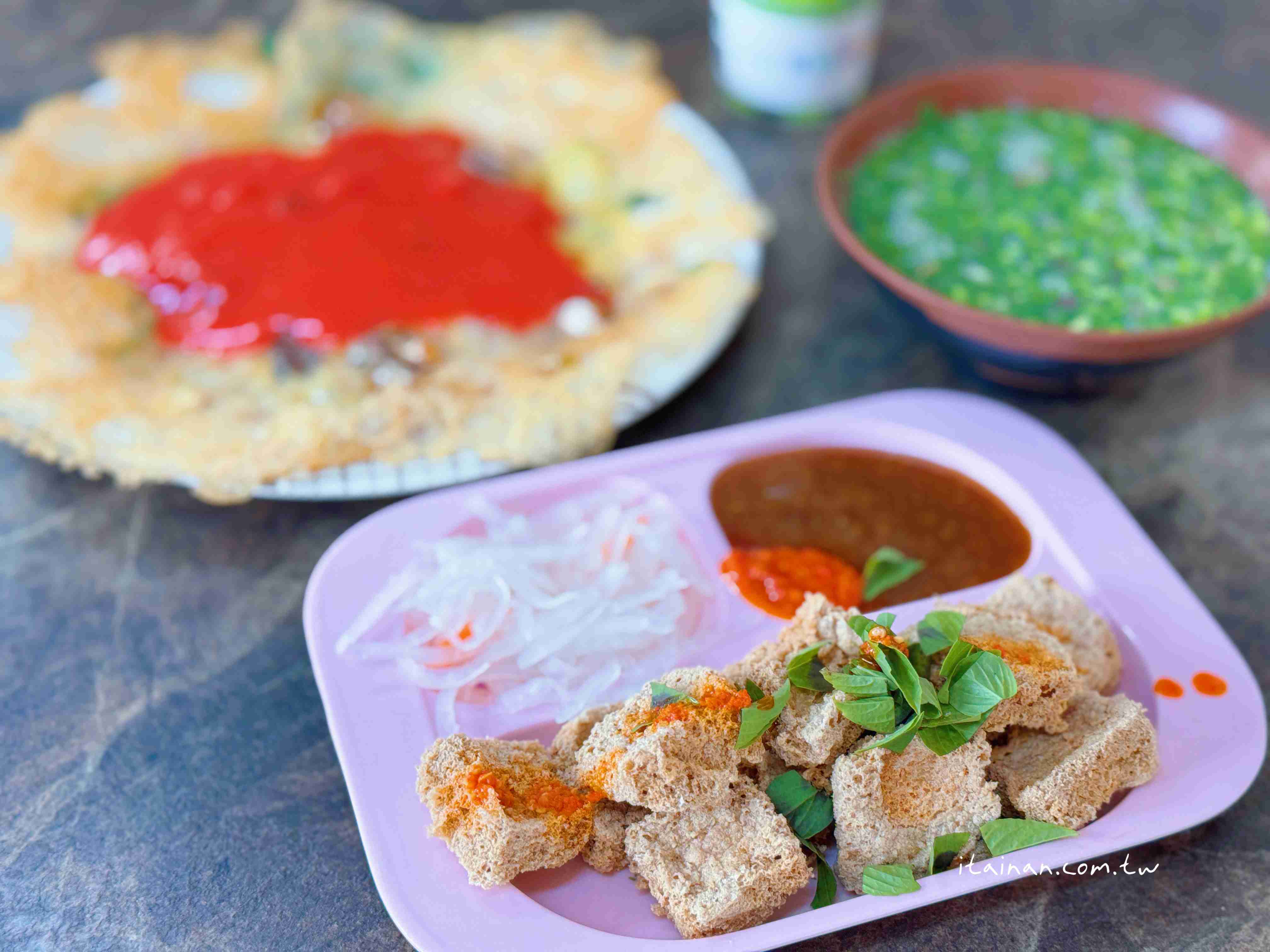 【台東美食】少見的蜂巢式酥皮臭豆腐！外酥內潤、吃過就愛上!豬血湯跟比臉大蚵仔煎也別錯過 「曾記脆皮臭豆腐」
