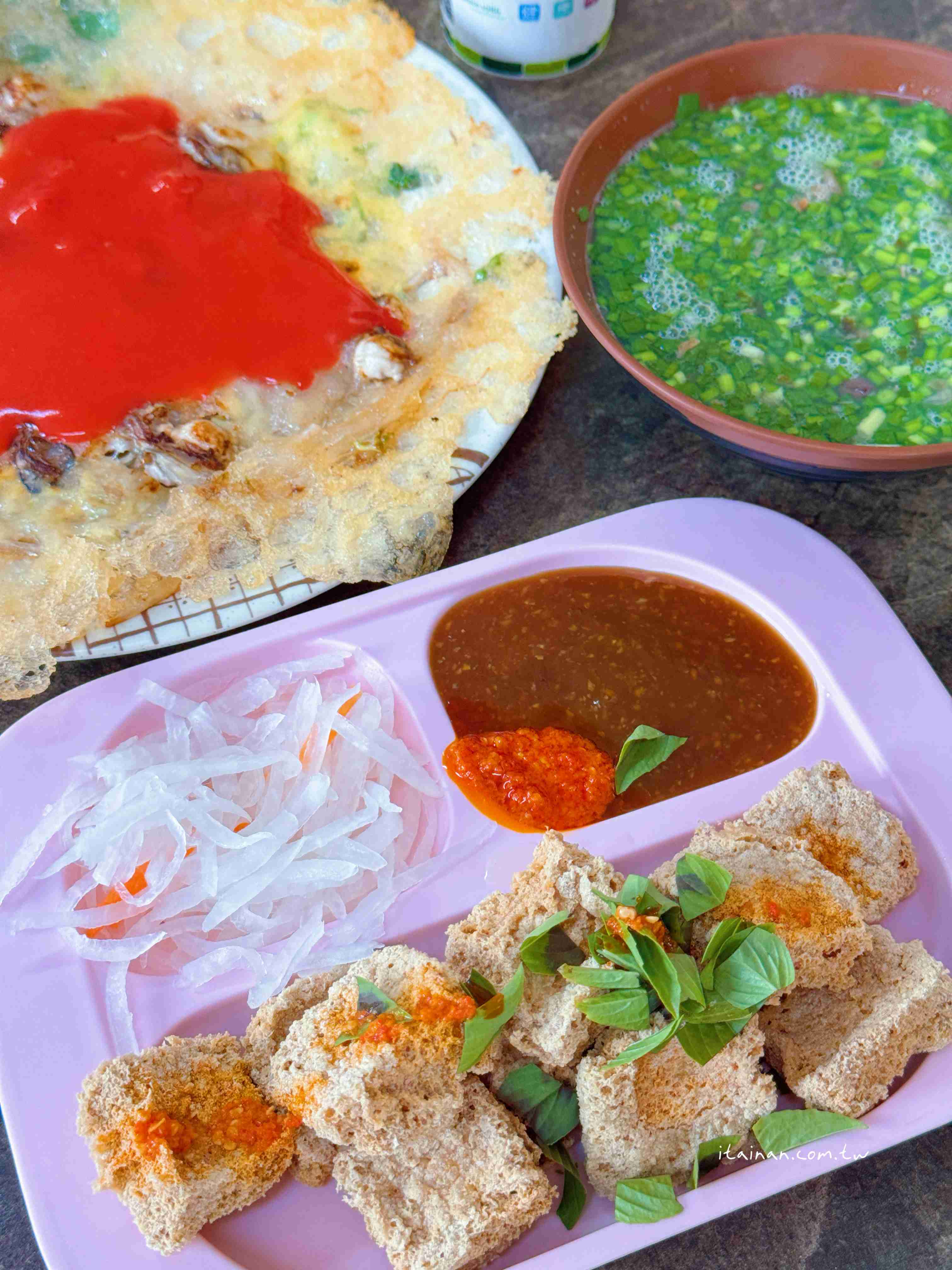 【台東美食】少見的蜂巢式酥皮臭豆腐！外酥內潤、吃過就愛上!豬血湯跟比臉大蚵仔煎也別錯過 「曾記脆皮臭豆腐」