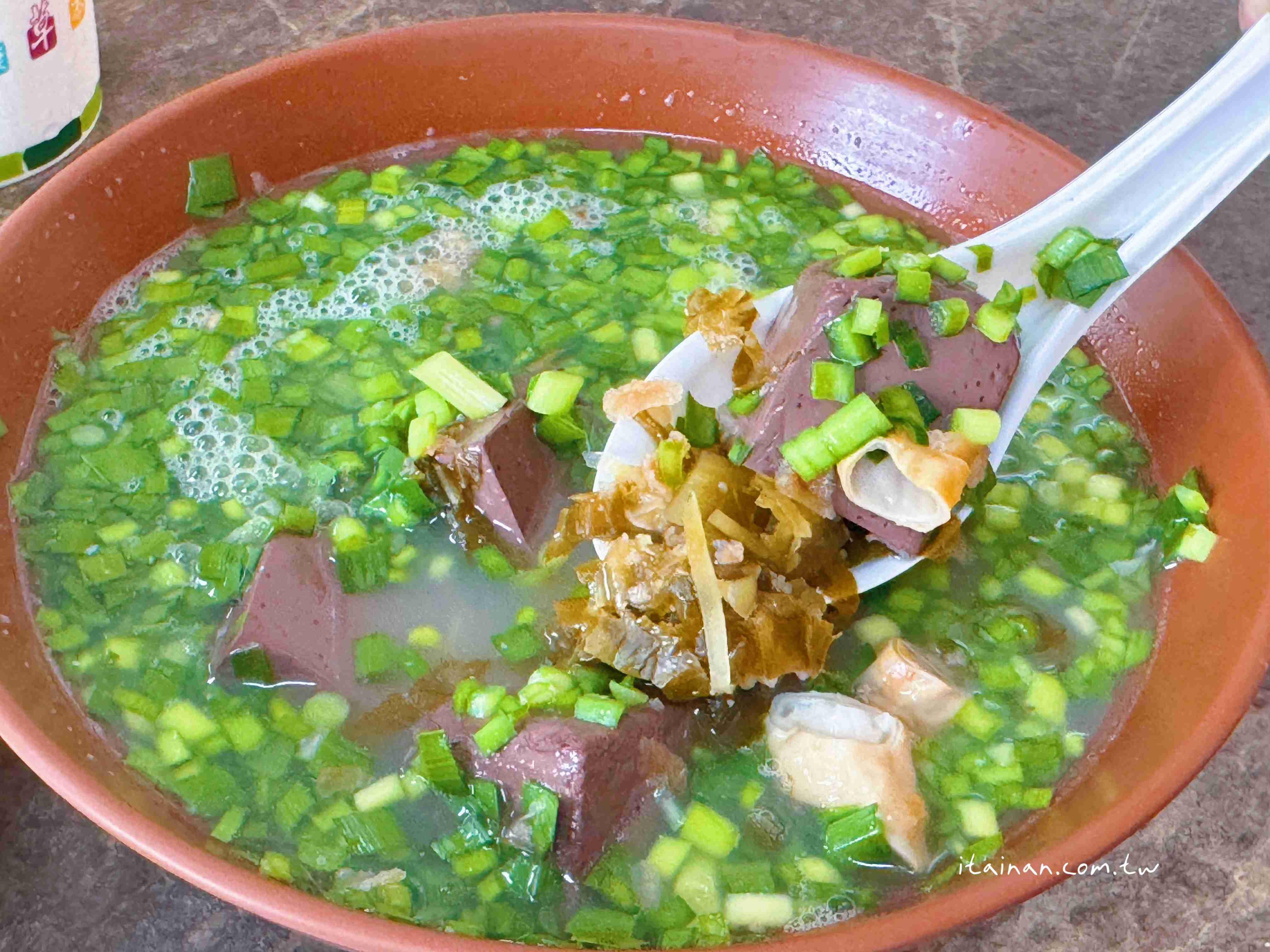 【台東美食】少見的蜂巢式酥皮臭豆腐！外酥內潤、吃過就愛上!豬血湯跟比臉大蚵仔煎也別錯過 「曾記脆皮臭豆腐」