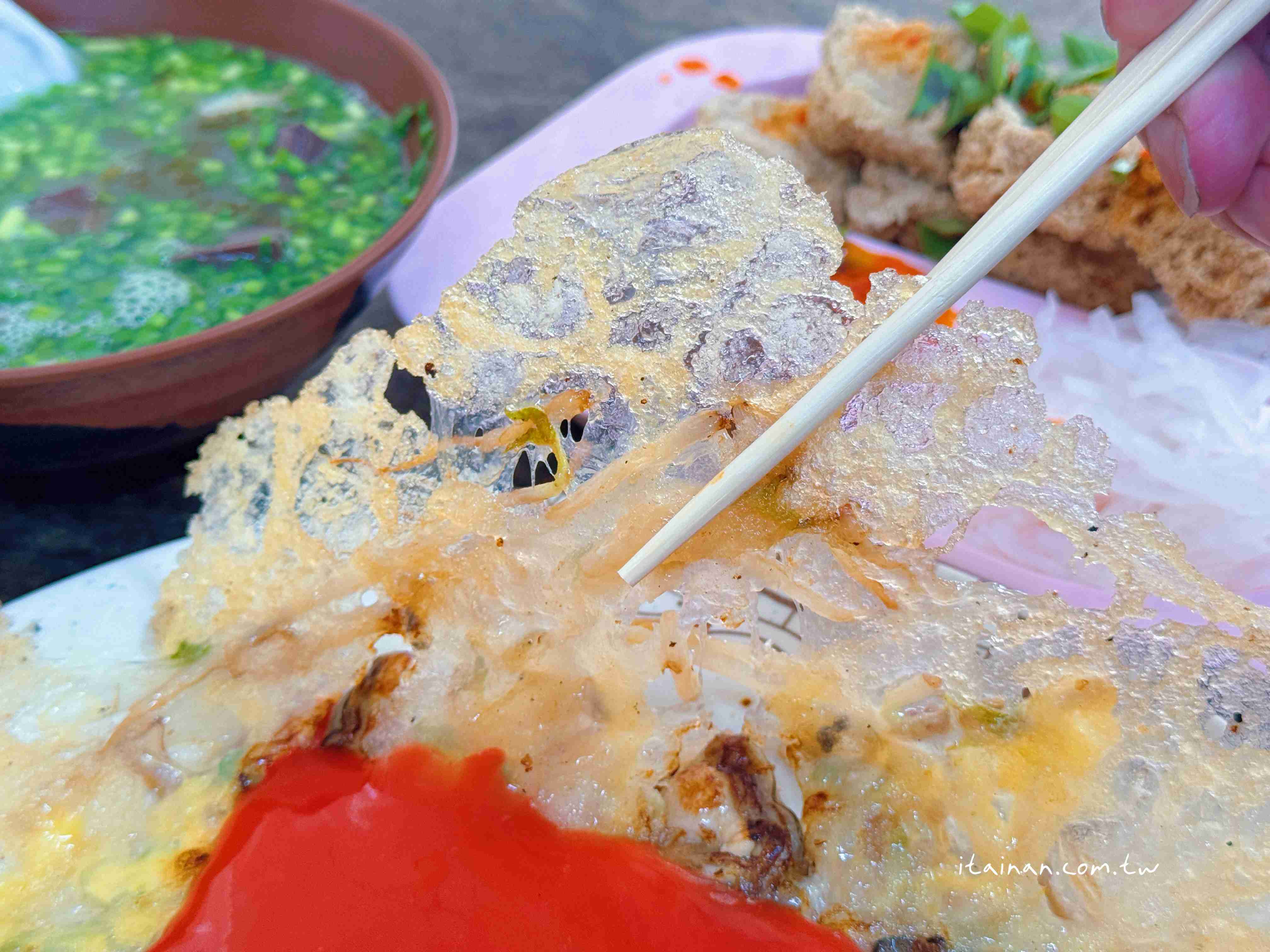 【台東美食】少見的蜂巢式酥皮臭豆腐！外酥內潤、吃過就愛上!豬血湯跟比臉大蚵仔煎也別錯過 「曾記脆皮臭豆腐」
