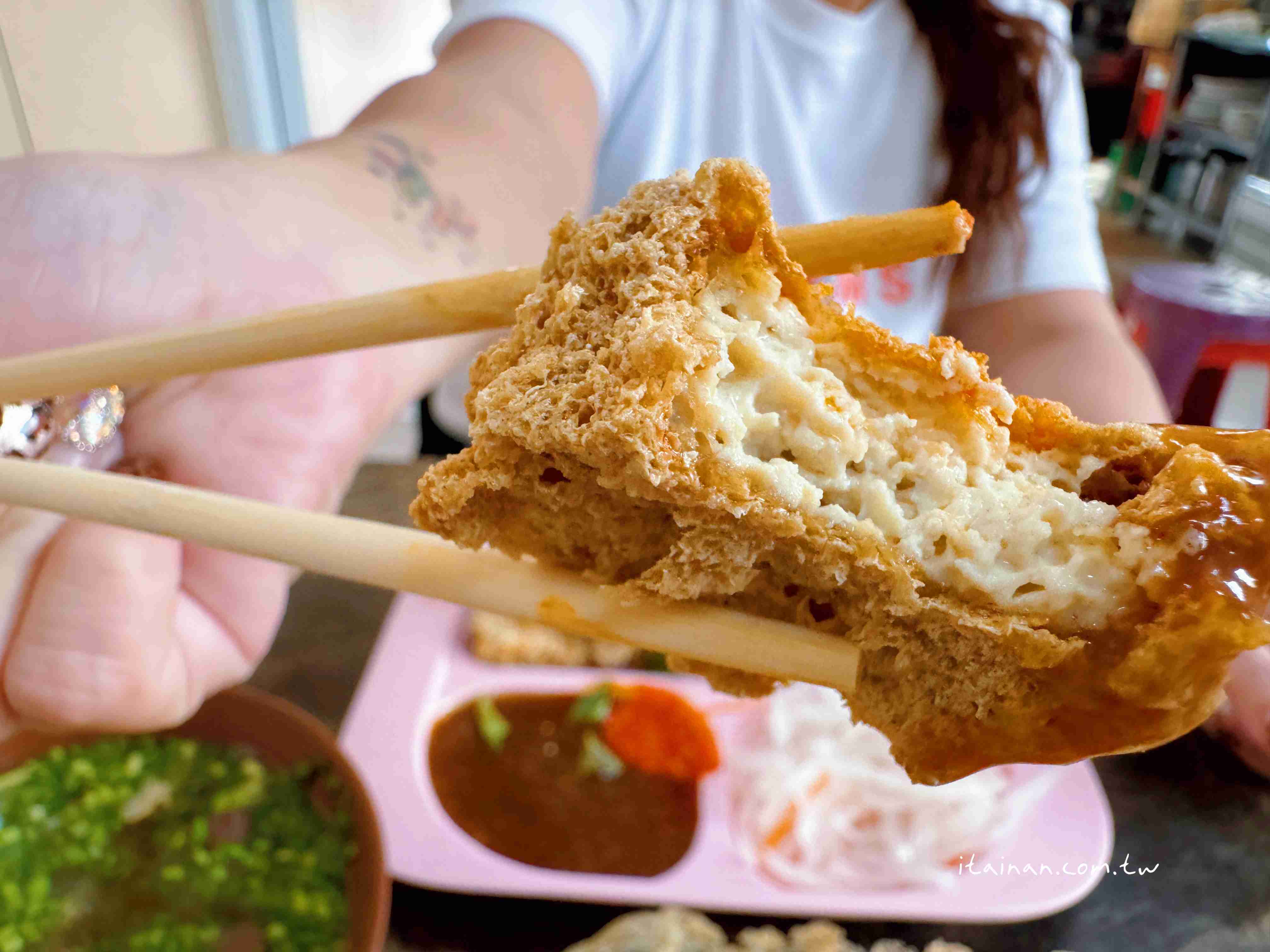 【台東美食】少見的蜂巢式酥皮臭豆腐！外酥內潤、吃過就愛上!豬血湯跟比臉大蚵仔煎也別錯過 「曾記脆皮臭豆腐」