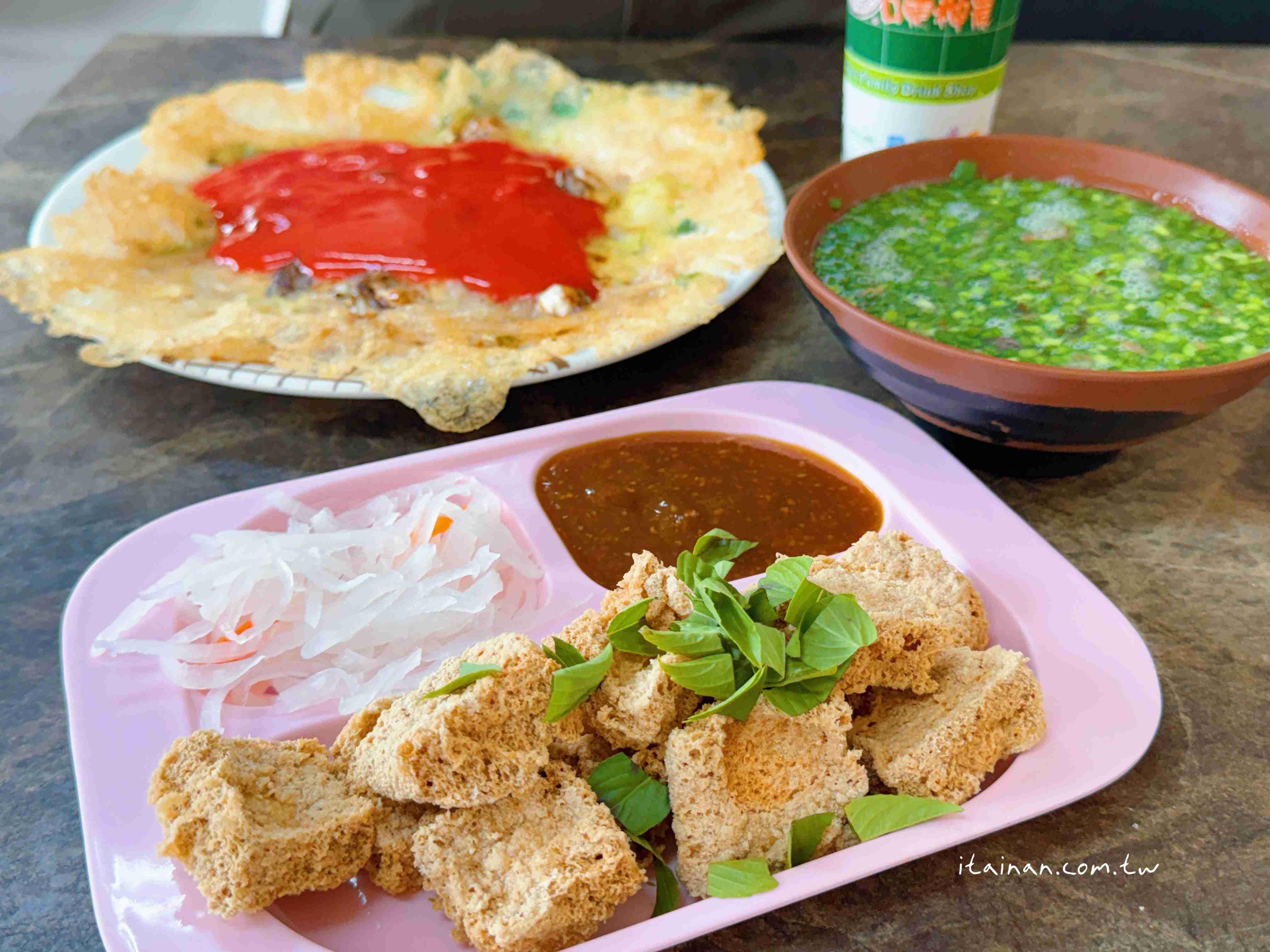 【台東美食】少見的蜂巢式酥皮臭豆腐！外酥內潤、吃過就愛上!豬血湯跟比臉大蚵仔煎也別錯過 「曾記脆皮臭豆腐」