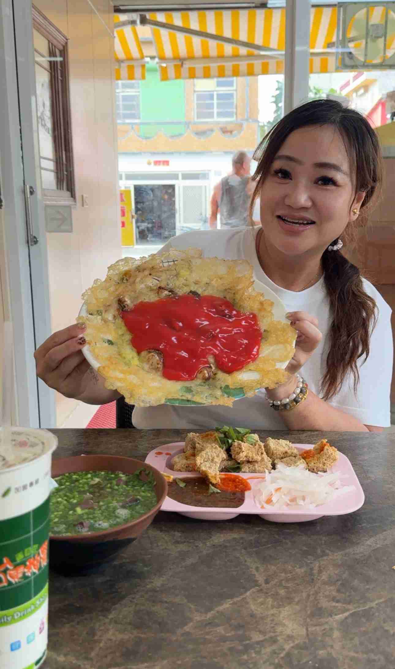 【台東美食】少見的蜂巢式酥皮臭豆腐！外酥內潤、吃過就愛上!豬血湯跟比臉大蚵仔煎也別錯過 「曾記脆皮臭豆腐」