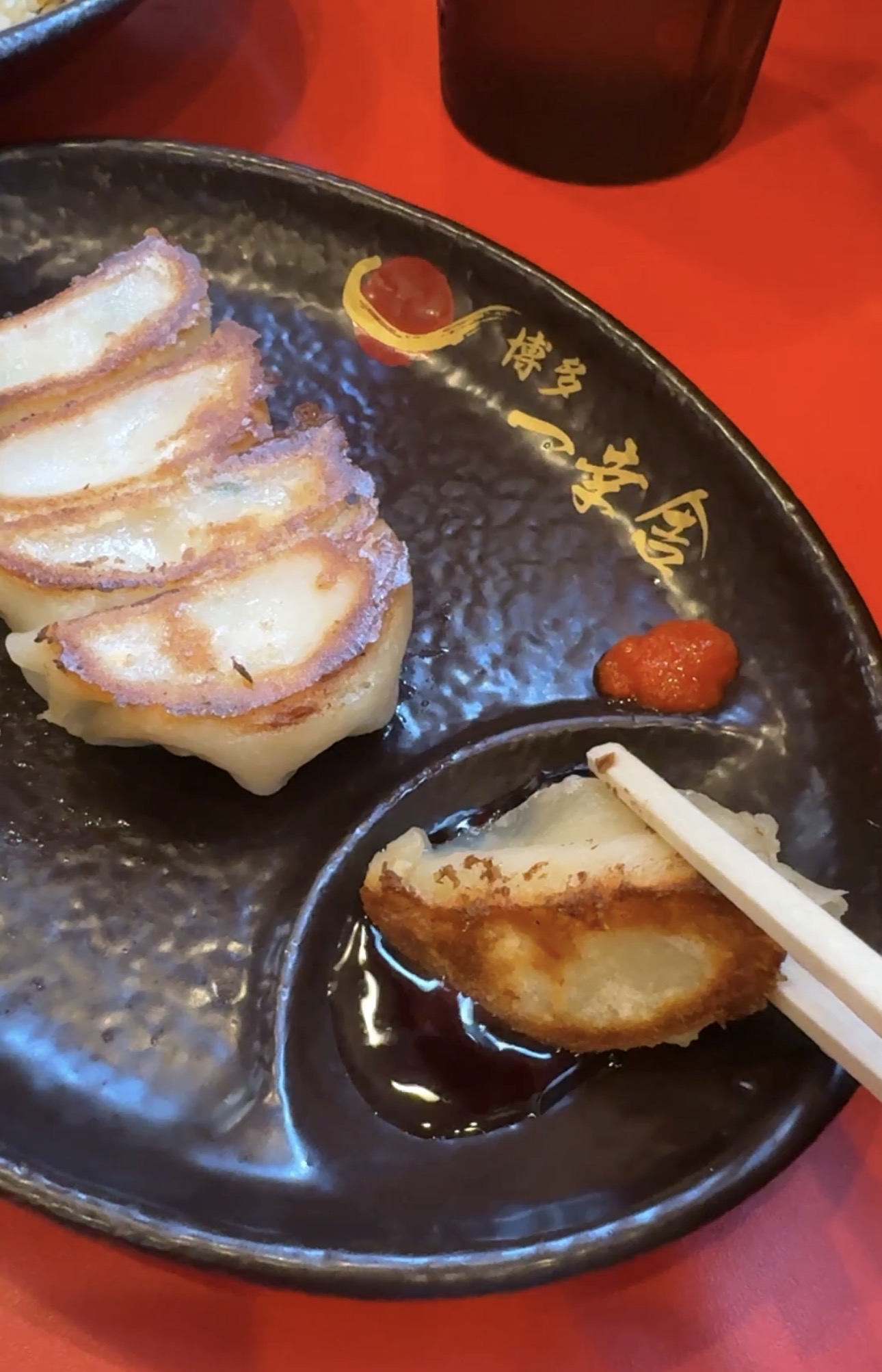 【福岡美食】還沒開門就排隊!濃郁又不膩，福岡人也愛的元祖泡系湯頭「博多一幸舍」博多本店