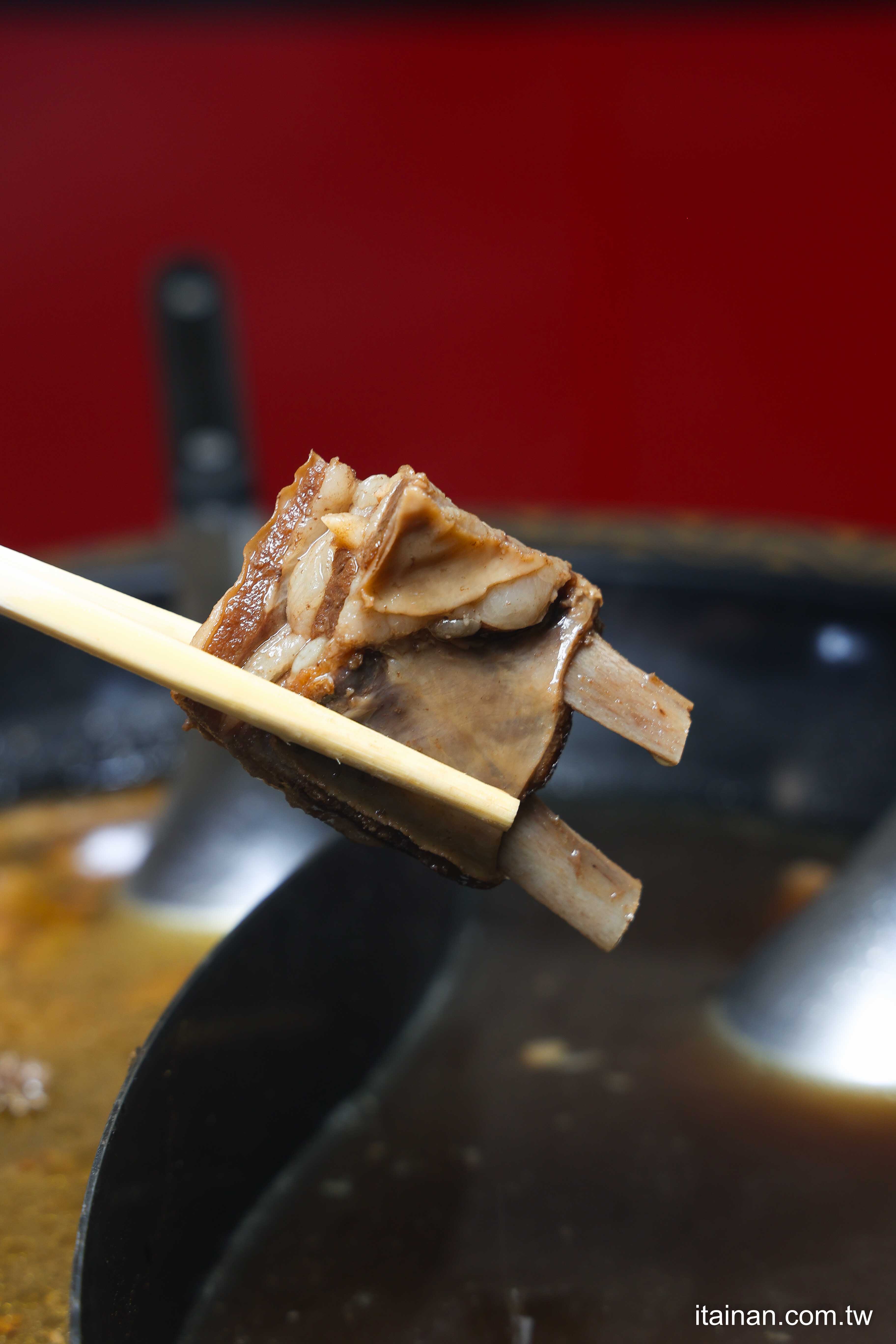 一鍋雙主角！薑母鴨遇上羊肉爐的超浮誇「禽獸鍋」登場！爆蛋紅蟳、鮑魚、扇貝、雞佛、栗子通通入鍋，澎湃的像過年「金帝元薑母鴨羊肉爐」｜台南薑母鴨羊肉爐推薦