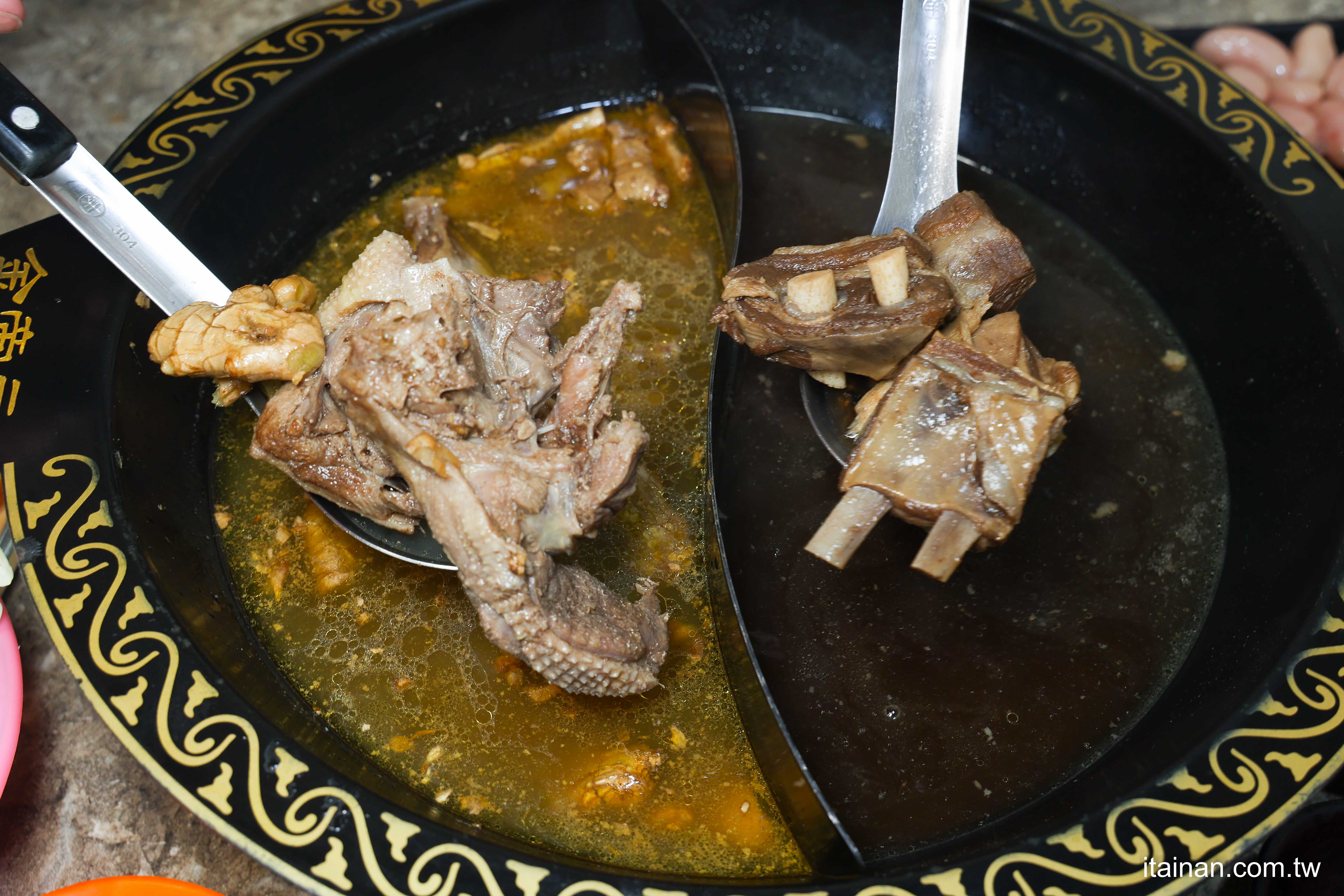 一鍋雙主角！薑母鴨遇上羊肉爐的超浮誇「禽獸鍋」登場！爆蛋紅蟳、鮑魚、扇貝、雞佛、栗子通通入鍋，澎湃的像過年「金帝元薑母鴨羊肉爐」｜台南薑母鴨羊肉爐推薦