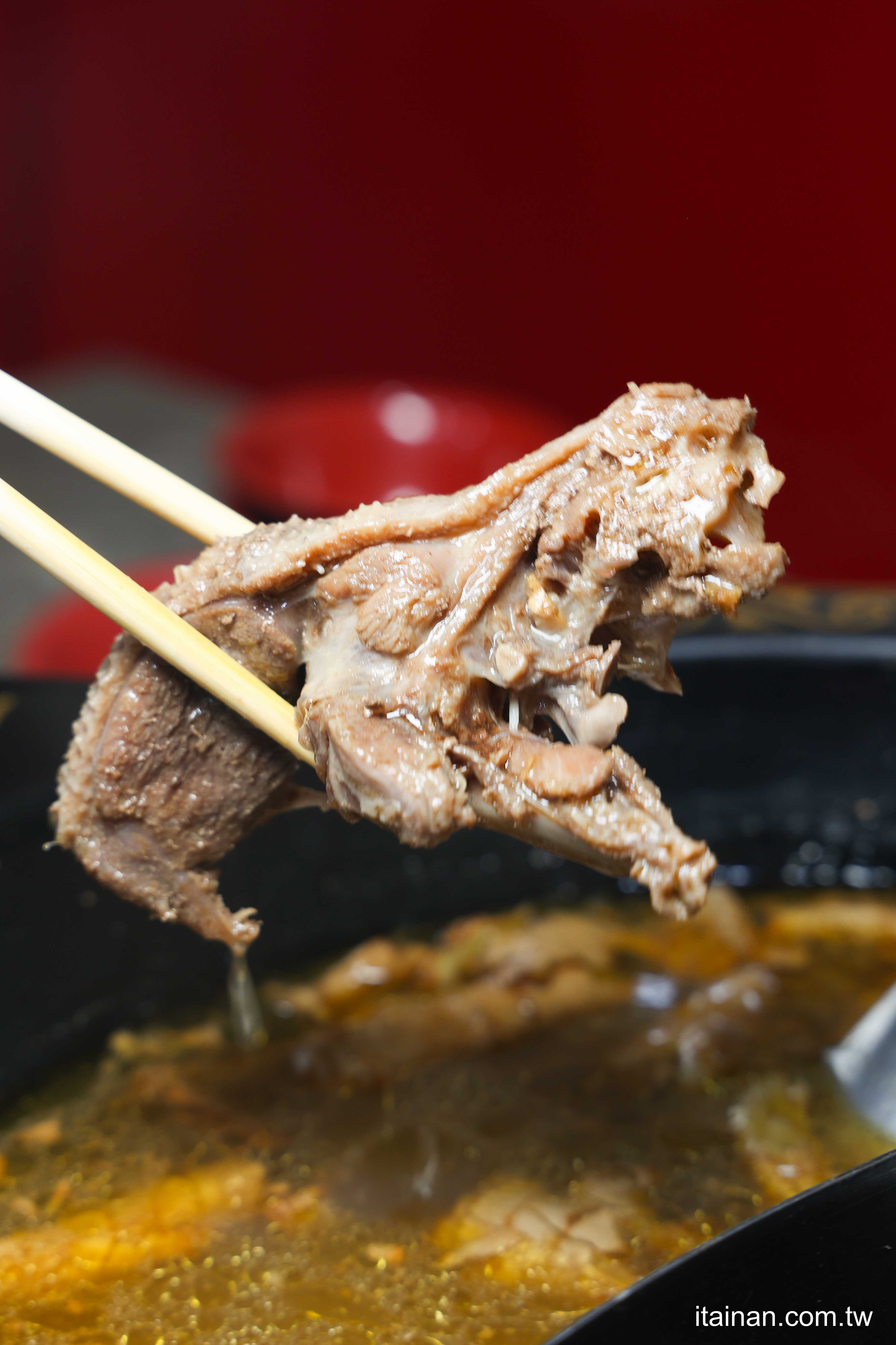 一鍋雙主角！薑母鴨遇上羊肉爐的超浮誇「禽獸鍋」登場！爆蛋紅蟳、鮑魚、扇貝、雞佛、栗子通通入鍋，澎湃的像過年「金帝元薑母鴨羊肉爐」｜台南薑母鴨羊肉爐推薦