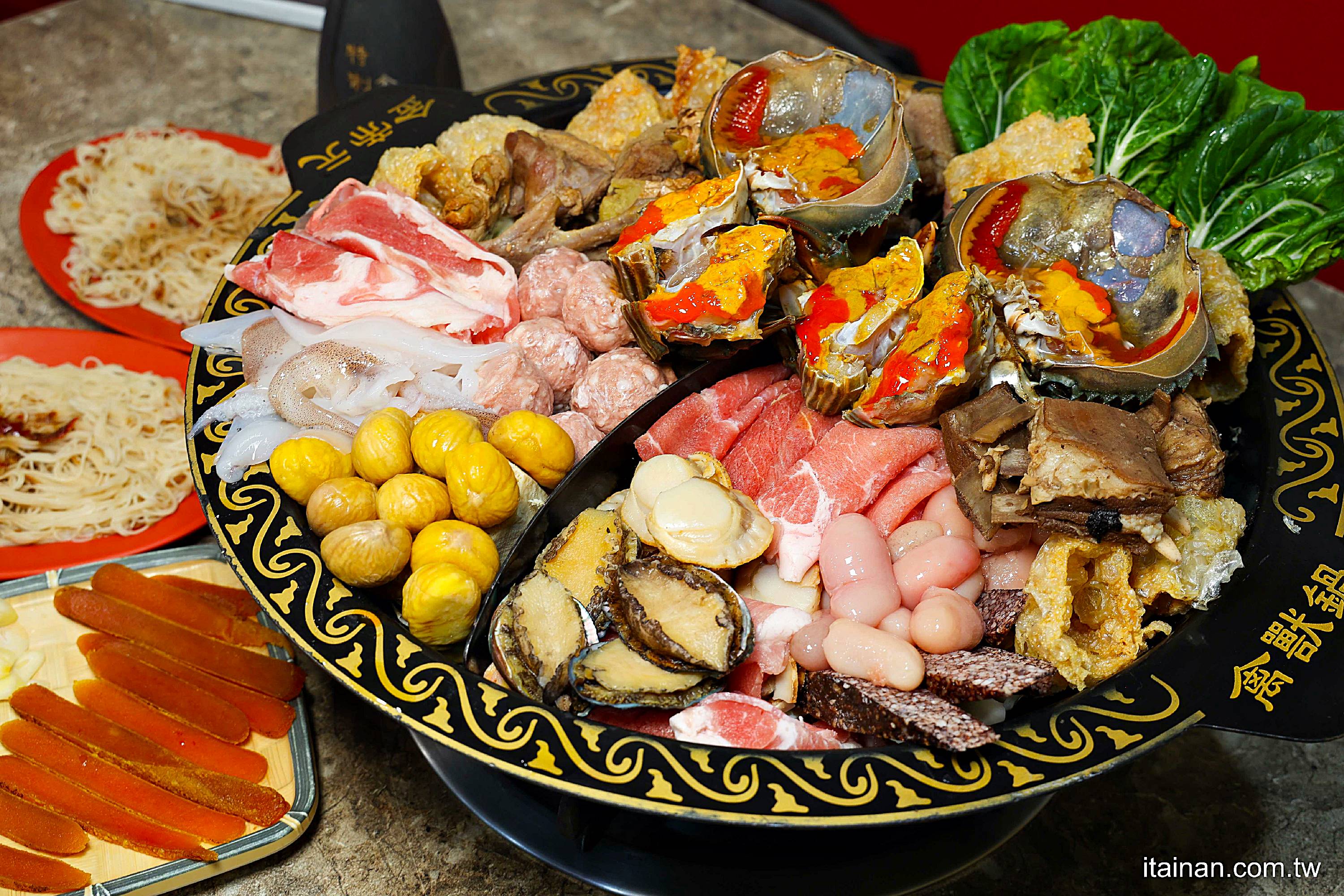 一鍋雙主角！薑母鴨遇上羊肉爐的超浮誇「禽獸鍋」登場！爆蛋紅蟳、鮑魚、扇貝、雞佛、栗子通通入鍋，澎湃的像過年「金帝元薑母鴨羊肉爐」｜台南薑母鴨羊肉爐推薦