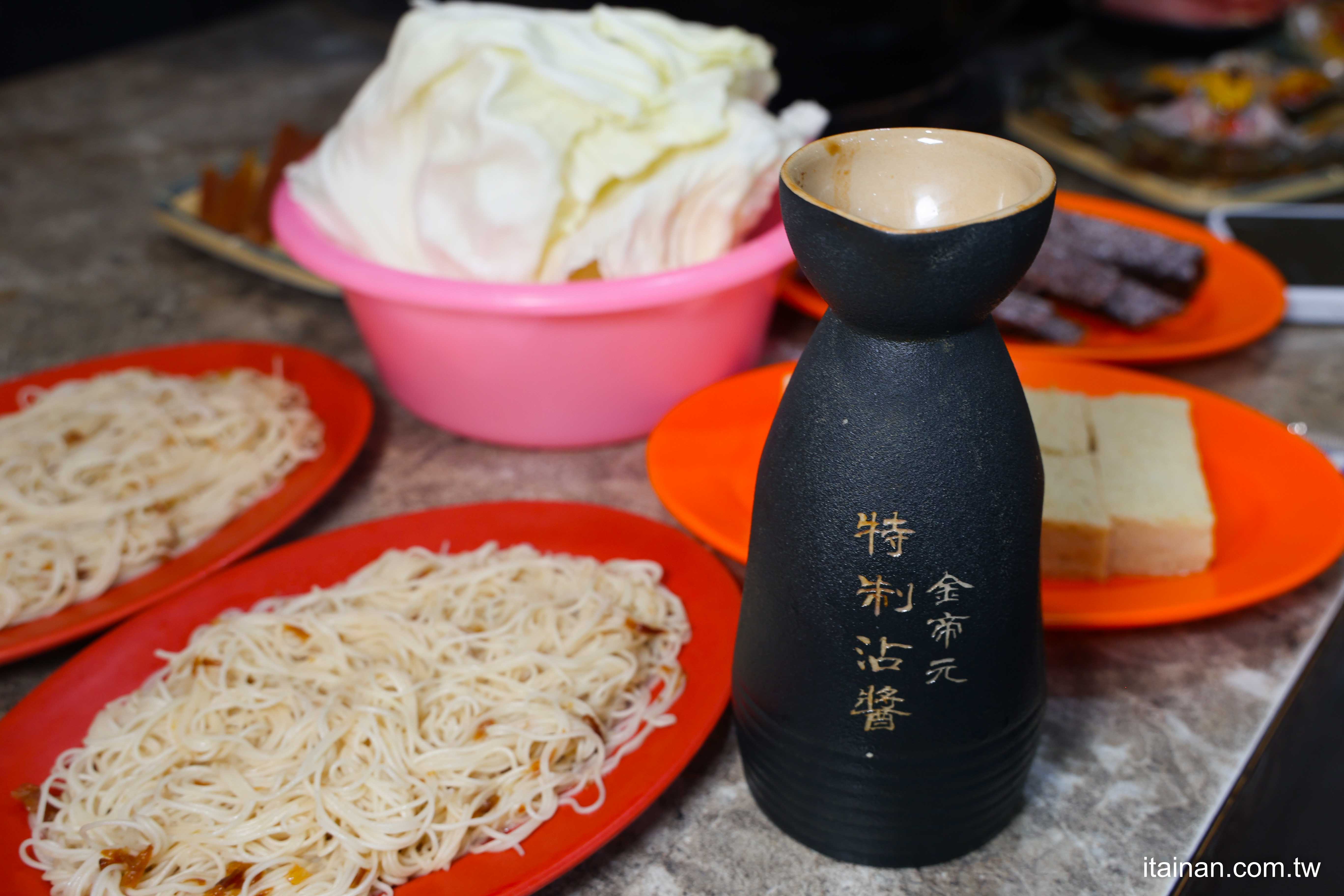 一鍋雙主角！薑母鴨遇上羊肉爐的超浮誇「禽獸鍋」登場！爆蛋紅蟳、鮑魚、扇貝、雞佛、栗子通通入鍋，澎湃的像過年「金帝元薑母鴨羊肉爐」｜台南薑母鴨羊肉爐推薦
