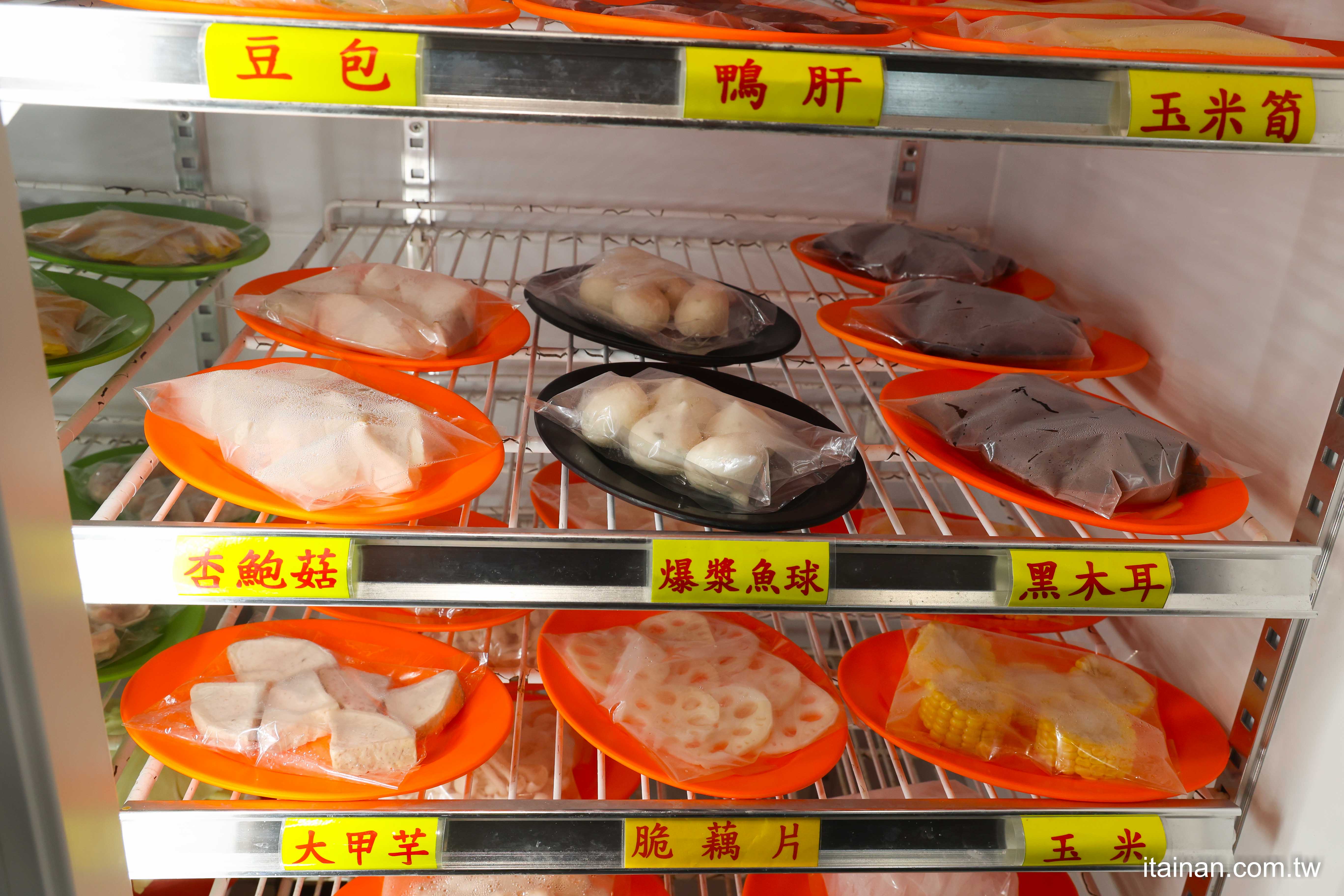 一鍋雙主角！薑母鴨遇上羊肉爐的超浮誇「禽獸鍋」登場！爆蛋紅蟳、鮑魚、扇貝、雞佛、栗子通通入鍋，澎湃的像過年「金帝元薑母鴨羊肉爐」｜台南薑母鴨羊肉爐推薦