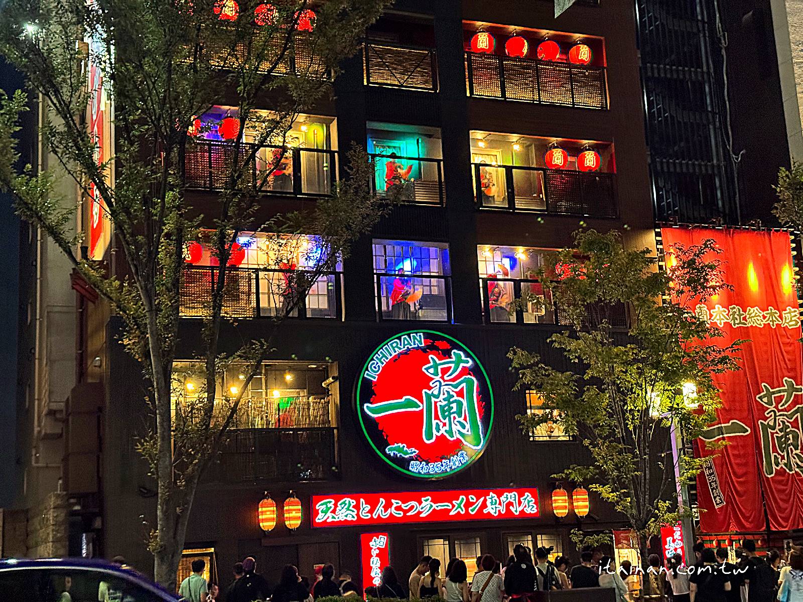 【福岡美食】24小時不打烊~拉麵控一生至少朝聖一次的一蘭發源地，每天晚上八點還有表演!「一蘭拉麵總本店」